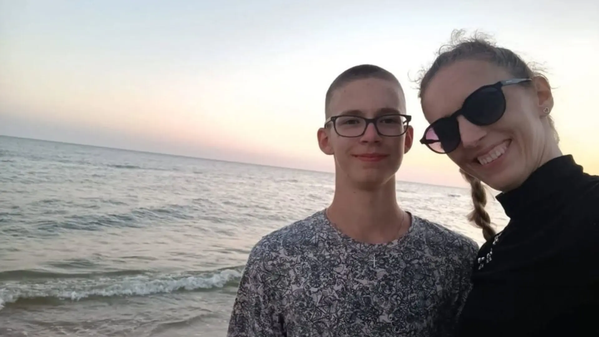 La familia de Arek, el polaco arrastrado por una ola en Tenerife, busca a quienes intentaron rescatarlo