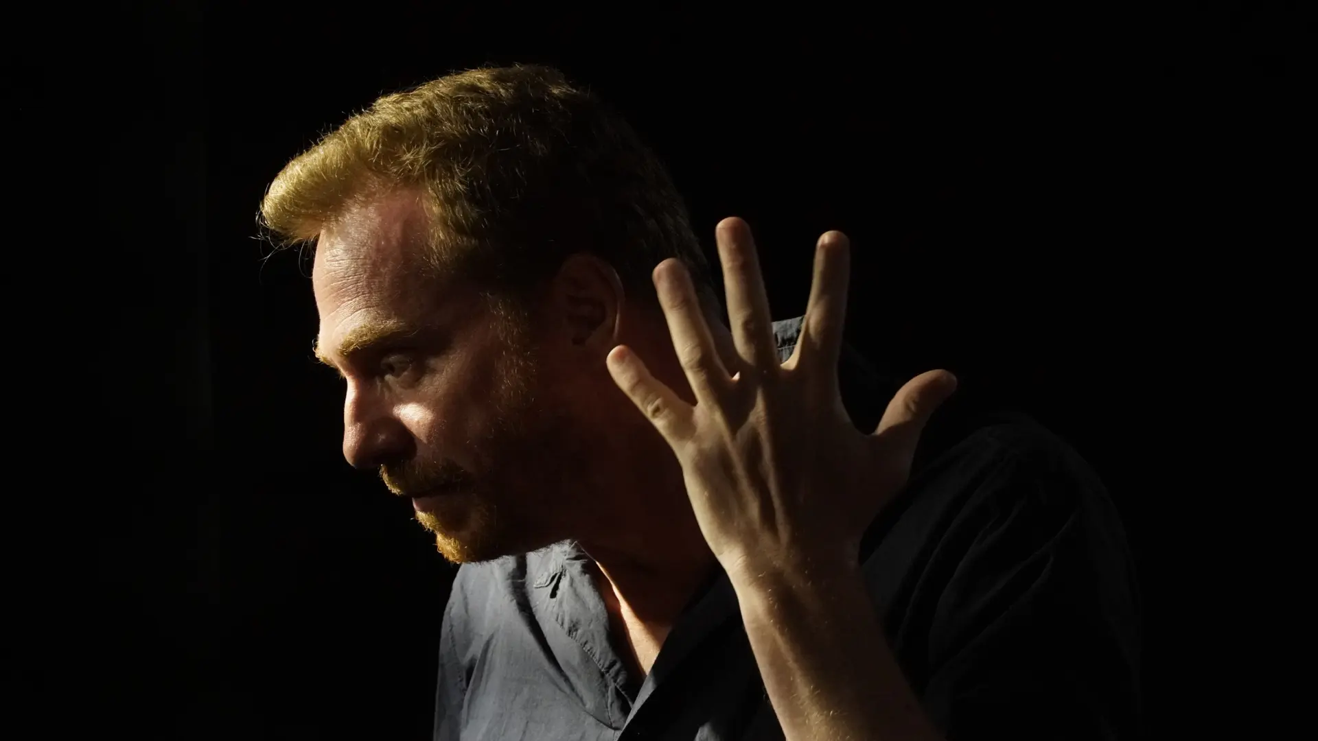 Claudio Tolcachir, autor y director teatral: "Busco que cada función sea algo peligroso porque lo bien hecho me aburre"