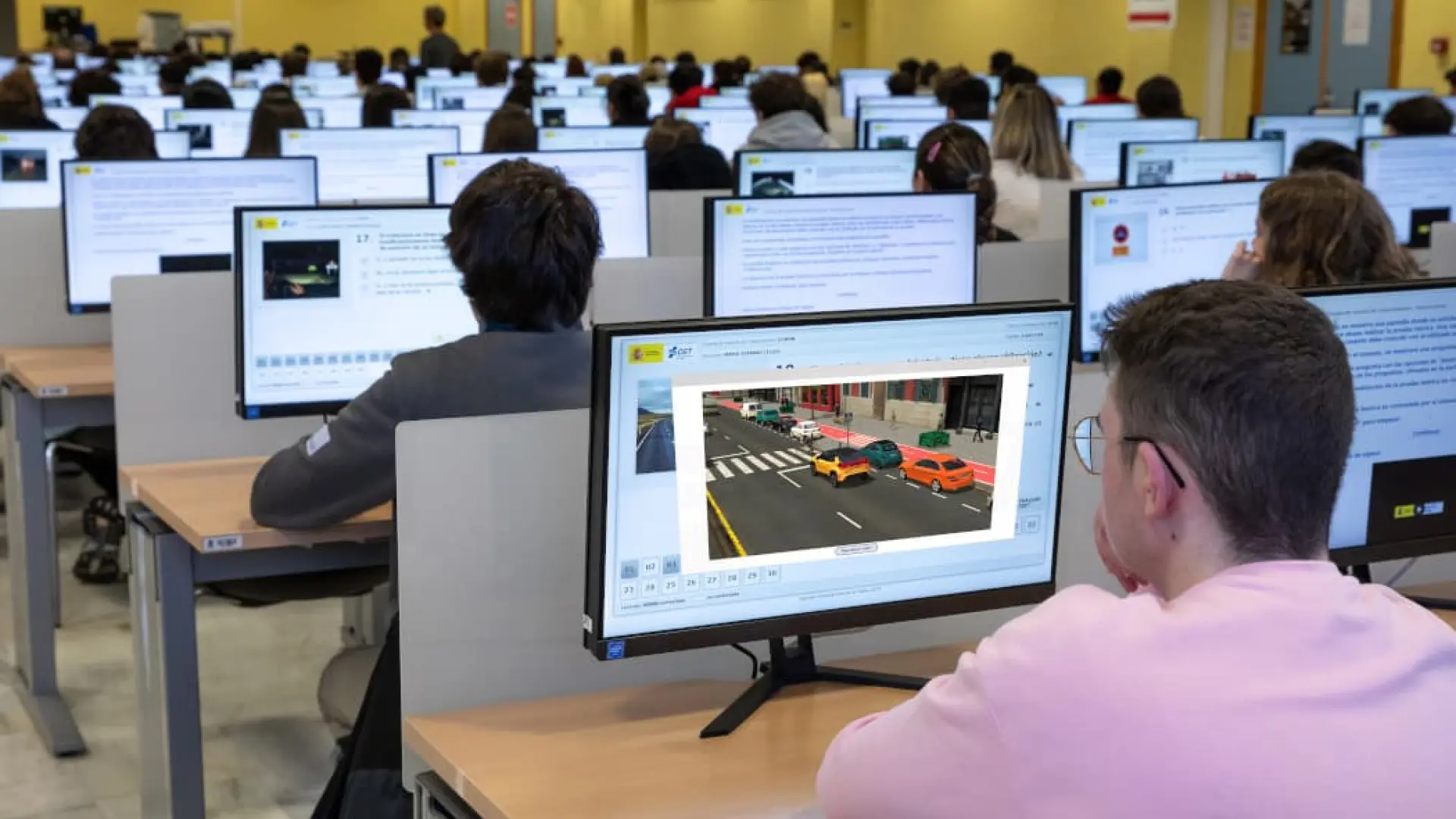 
         Un récord difícil de batir: aprueba el examen teórico de conducir tras 9 años y 139 intentos 
    