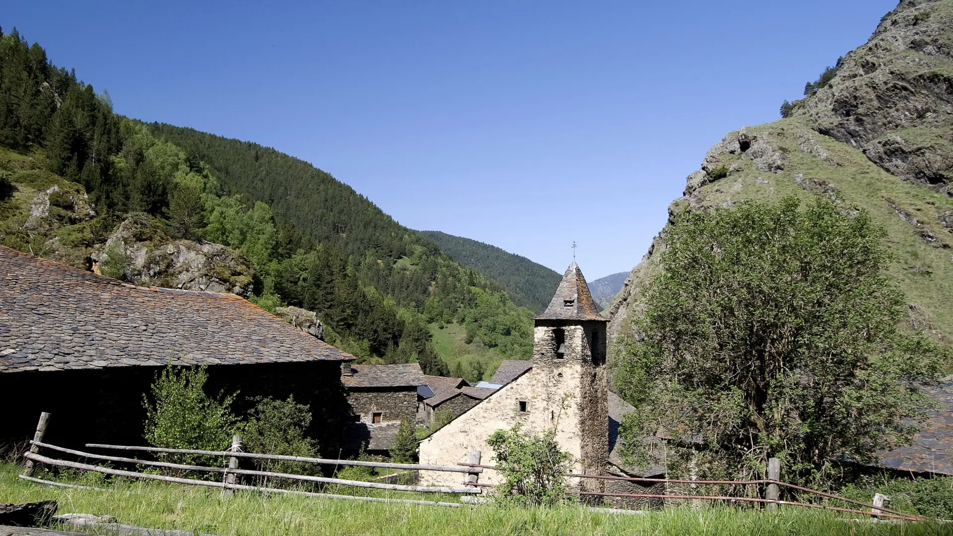El pueblo 'maldito' ubicado entre montañas que solo cuenta con 13 casas: escenario del contrabando y asesinatos thumbnail