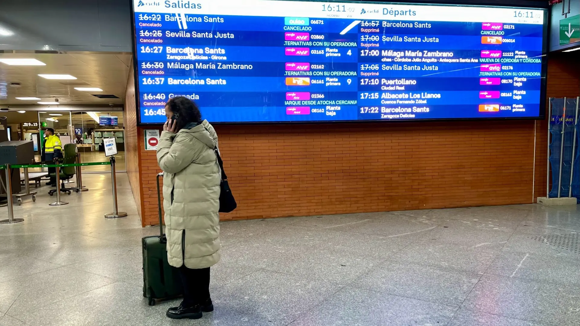 La huelga ferroviaria que todavía mantienen los sindicatos minoritarios provoca este martes retrasos y trenes cancelados