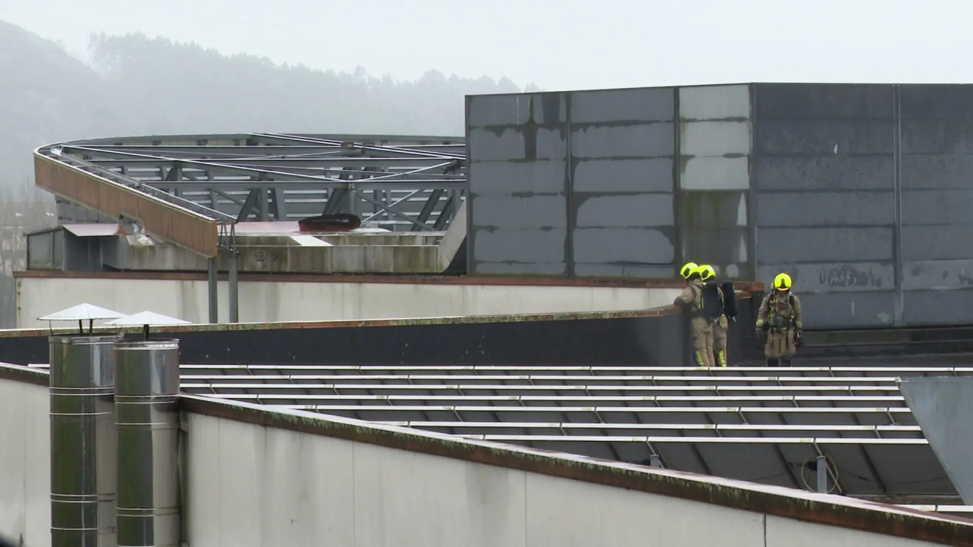 Desalojan el centro comercial As Cancelas de Santiago por un incendio en un aire acondicionado