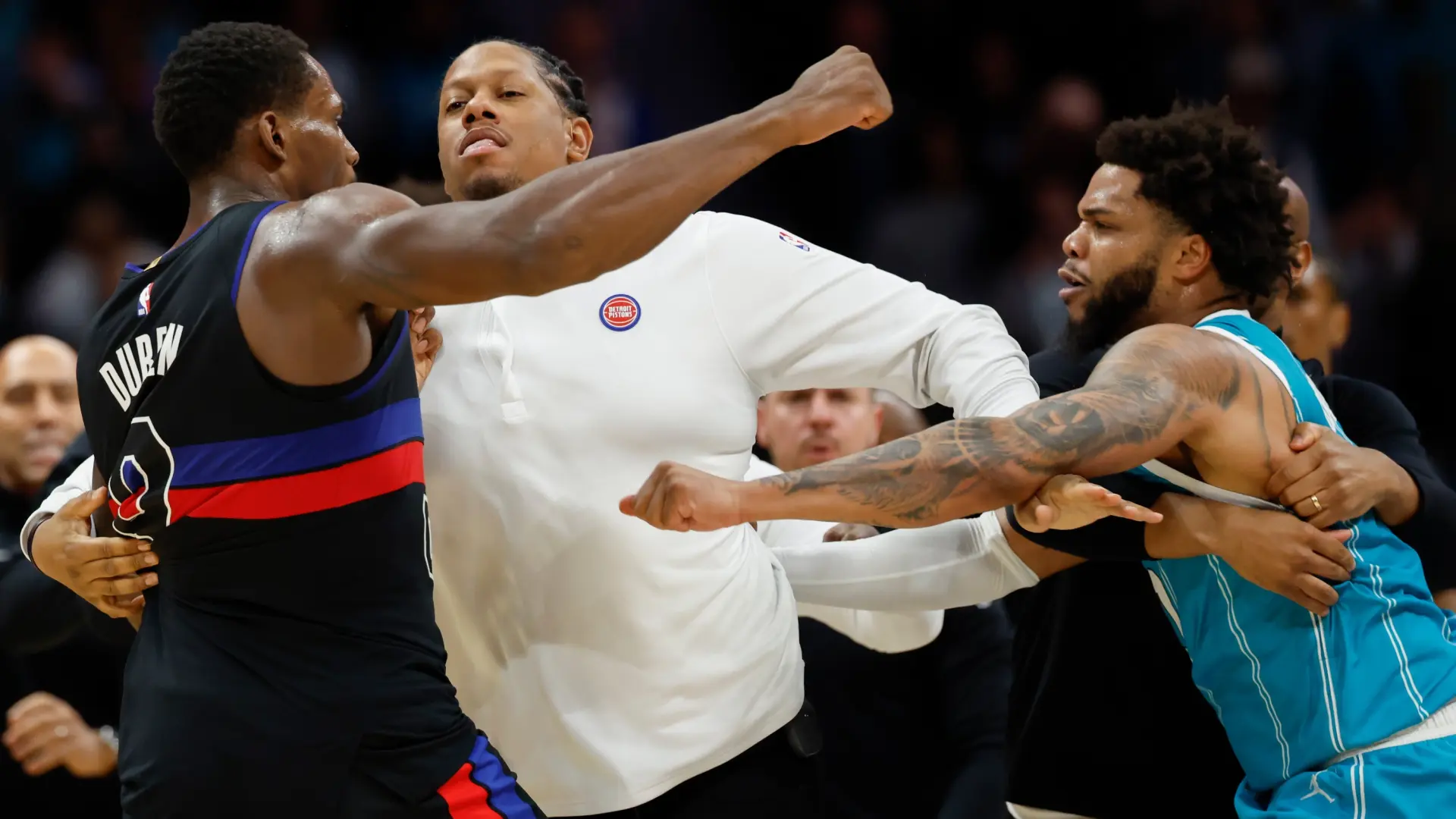 Salvaje pelea en la NBA: cuatro jugadores expulsados en el partido entre los Pistons y los Hornets