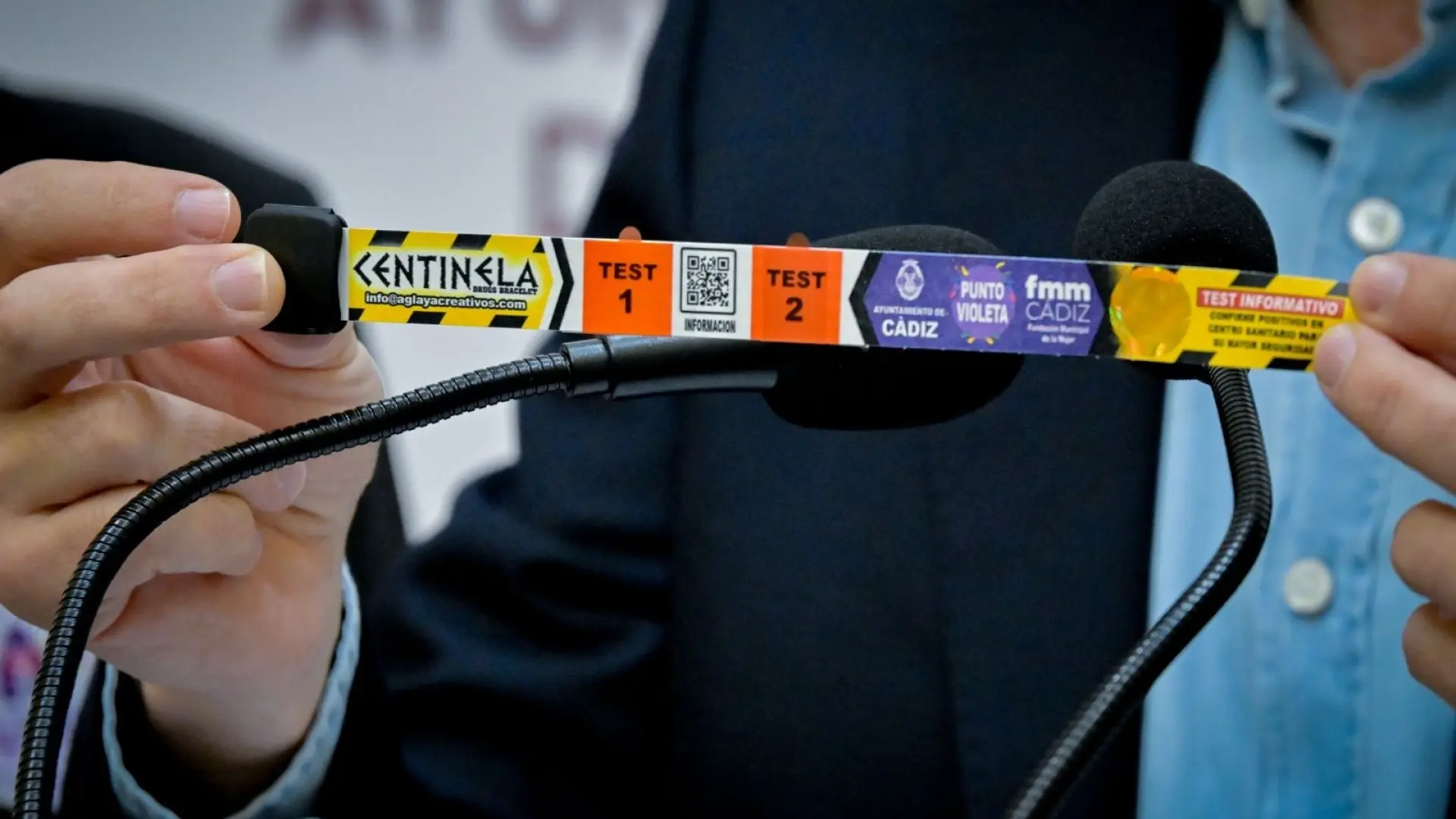 El Ayuntamiento de Cádiz repartirá 3.000 pulseras detectoras de drogas en el Carnaval para prevenir la sumisión química