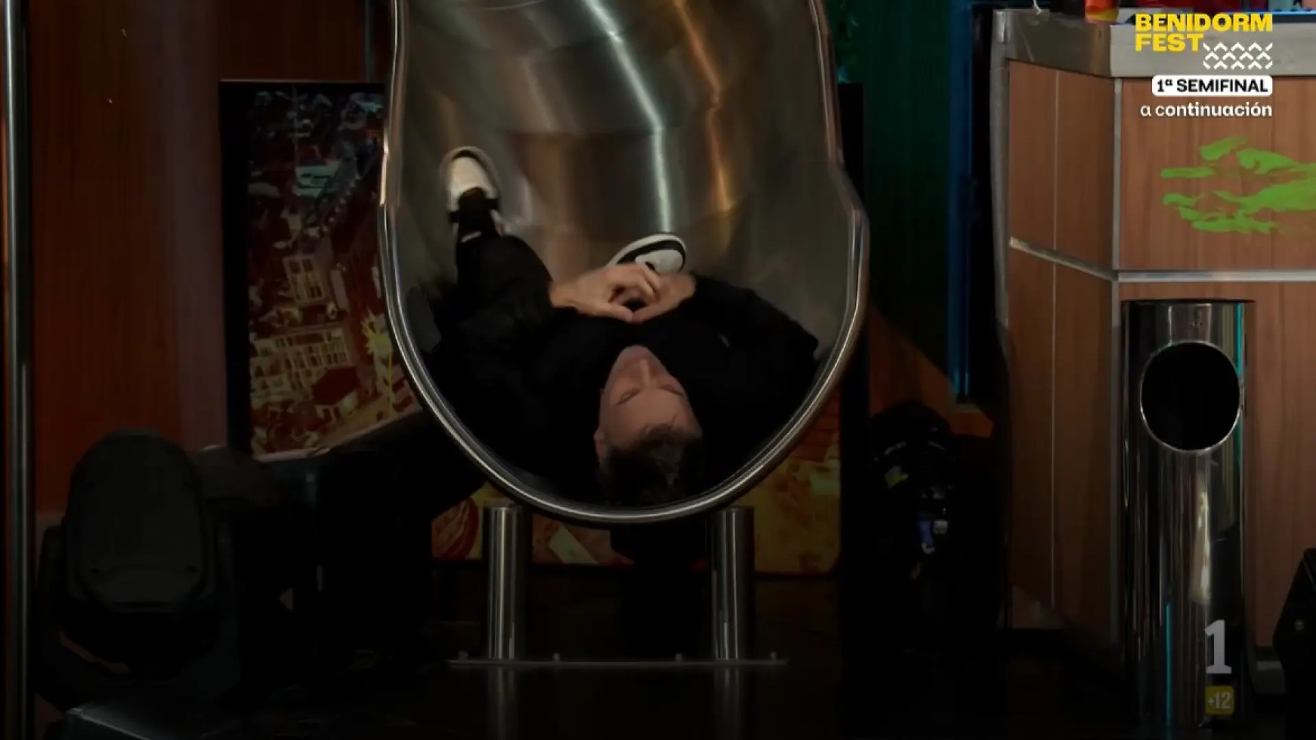 La apartosa entrada de Nek en 'La Revuelta' al bajar por el tobogán: "Casi te partes la espalda"