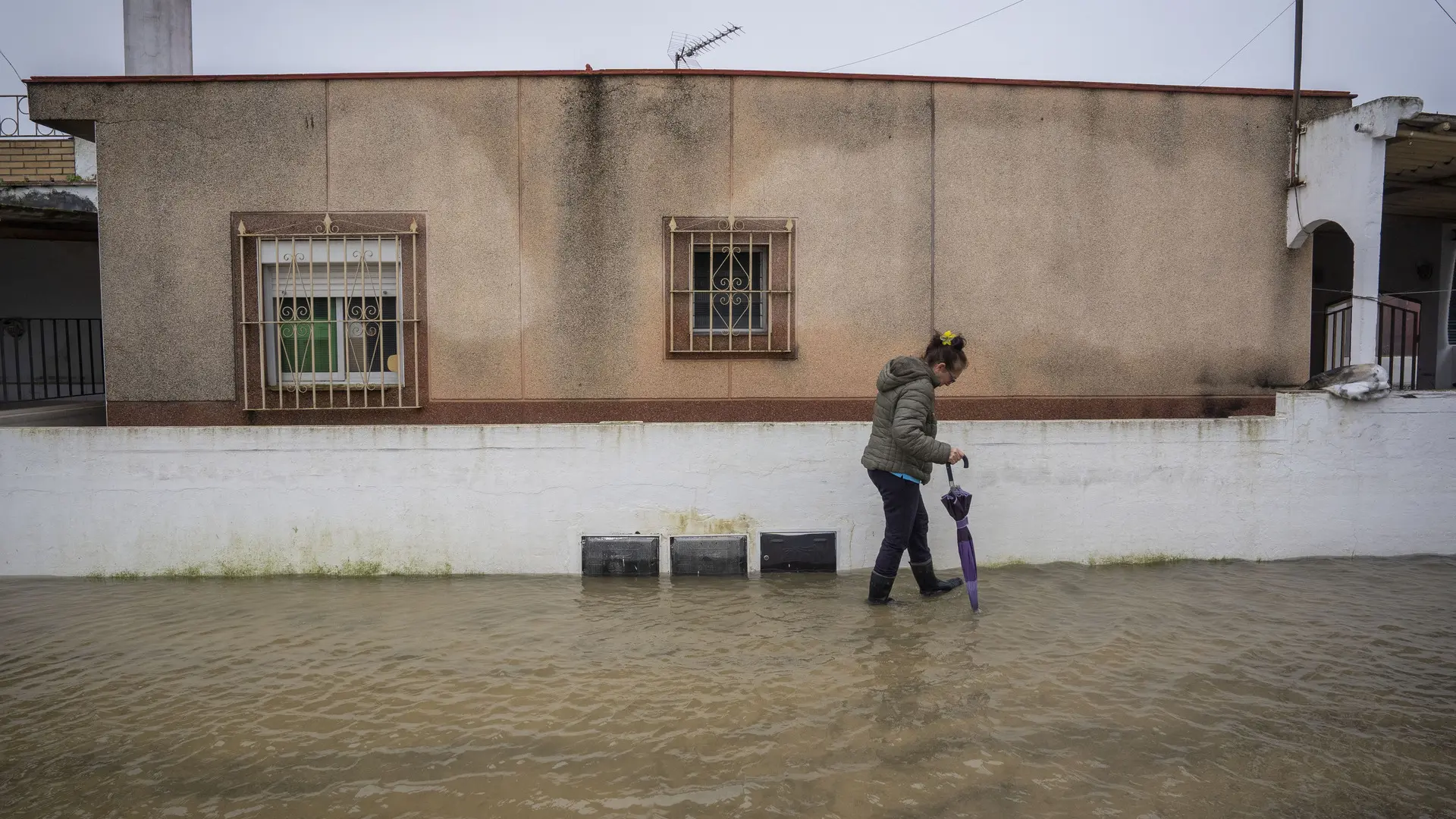 La borrasca Nils impacta en España y pone en aviso a 16 comunidades por viento, olas y lluvia
