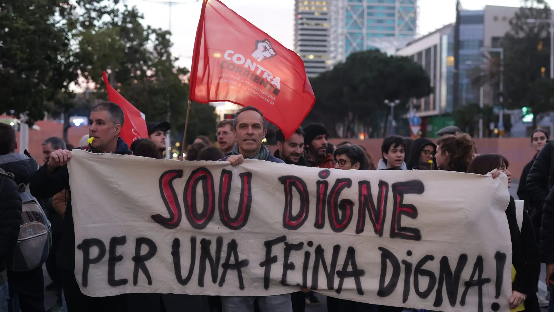 Los sindicatos de profesores cortan una decena de carreteras en Barcelona para exigir mejoras y Educació cifra en un 11,9% el seguimiento