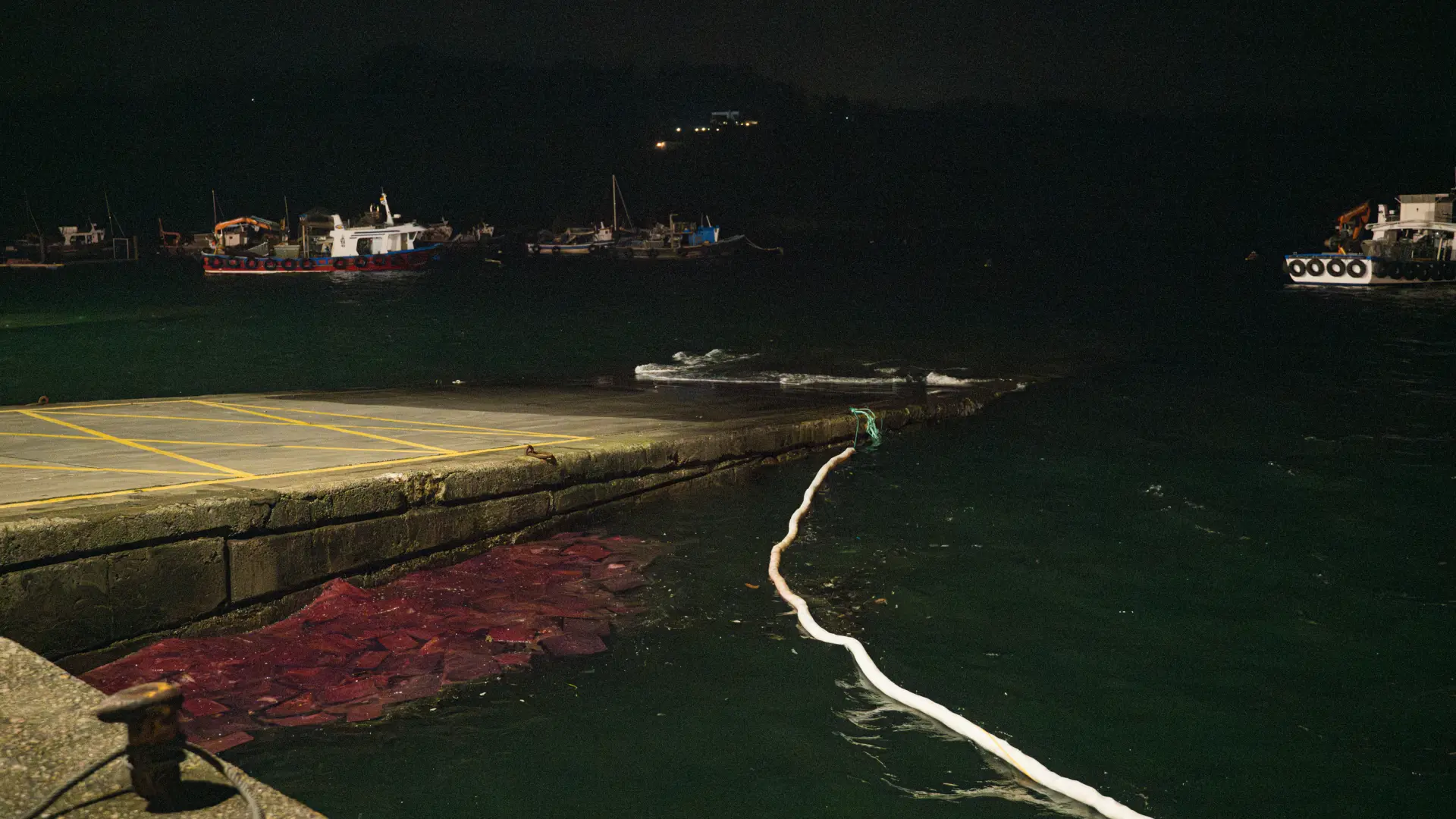 Rescatadas tres personas tras volcar un barco cargado con bidones de combustible en el puerto de O Grove
