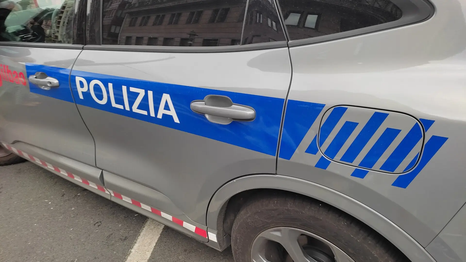 Buscan a un hombre que se escapó por la ventana tras haber encerrado a su mujer y a sus hijas en su casa