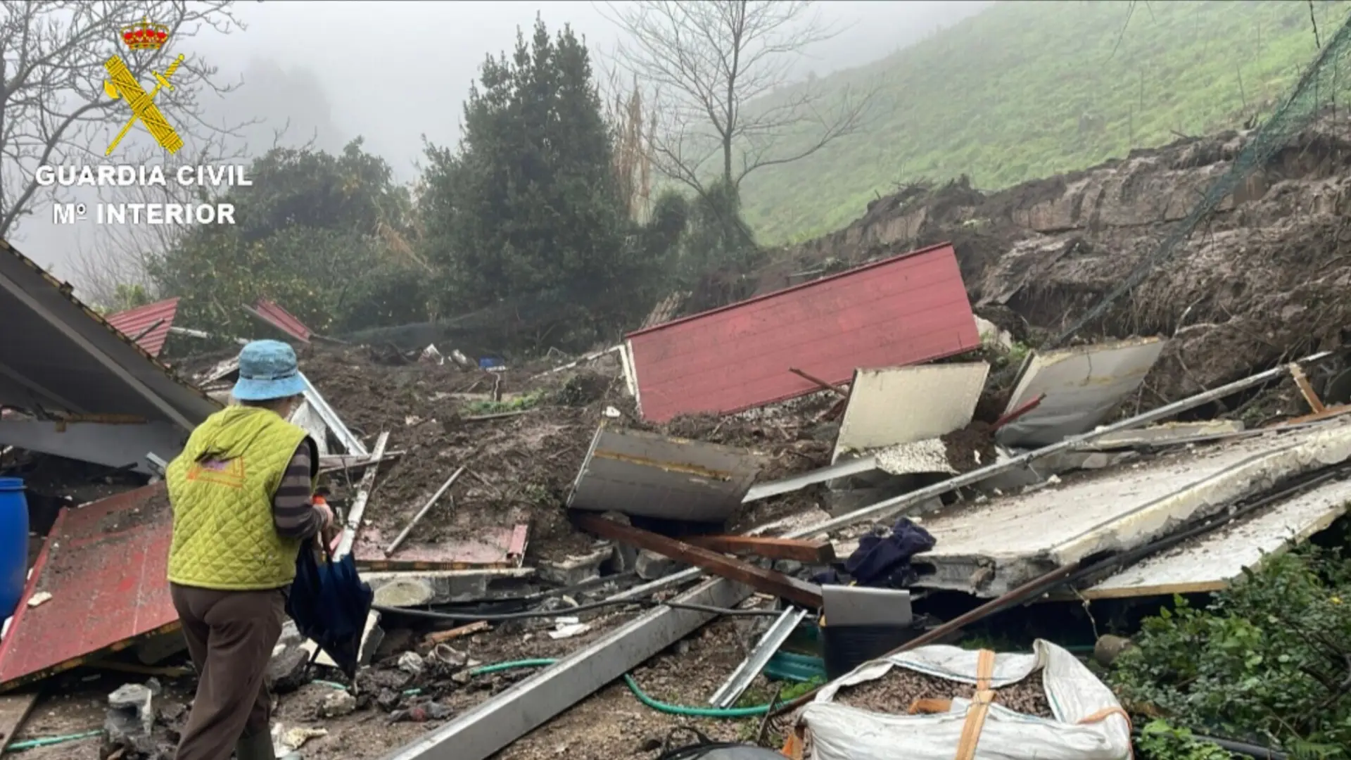 Un talud de la autovía se derrumba sobre una vivienda en Moaña por las fuertes lluvias: hay una persona herida