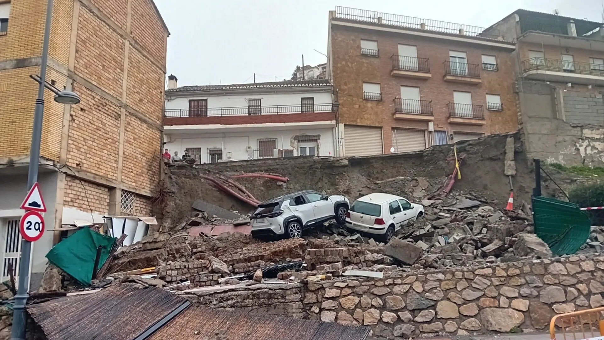 Susto en Granada: las lluvias causa el desprendimiento de una calle en Cenes de la Vega