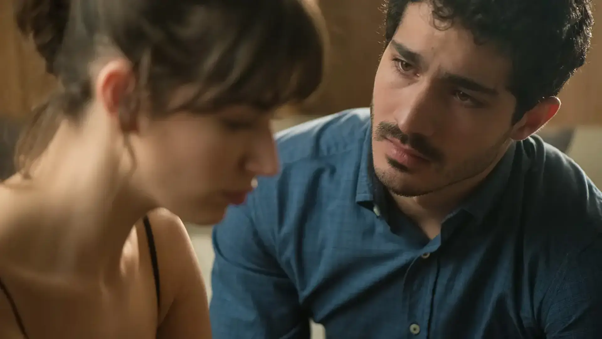 La serie donde Úrsula Corberó y Chino Darín se conocieron hace 10 años: dónde ver 'La embajada'