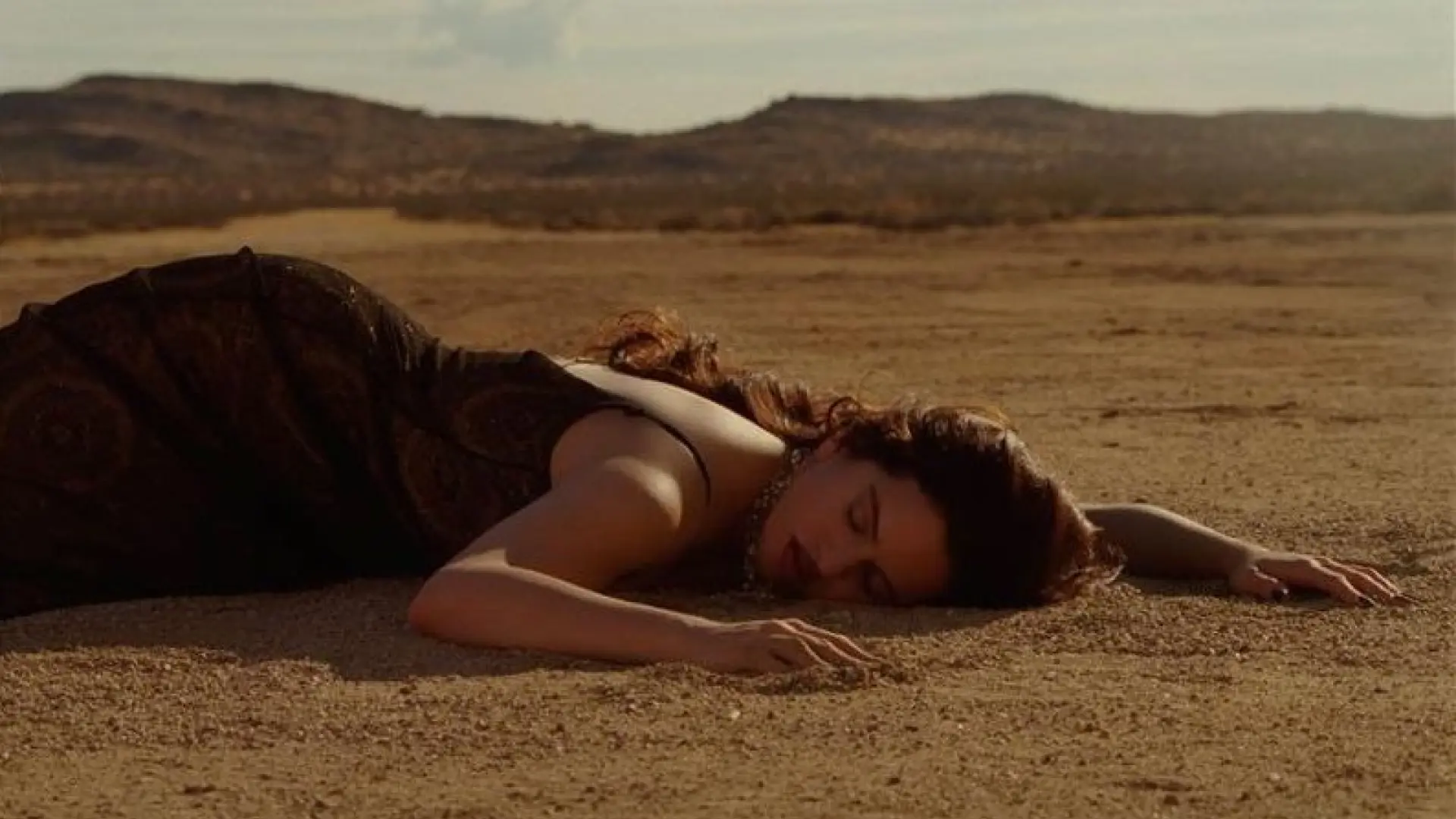 Rosalía canta a una pareja invisible en el videoclip de 'Sauvignon Blanc' y lanza dos versiones de la canción