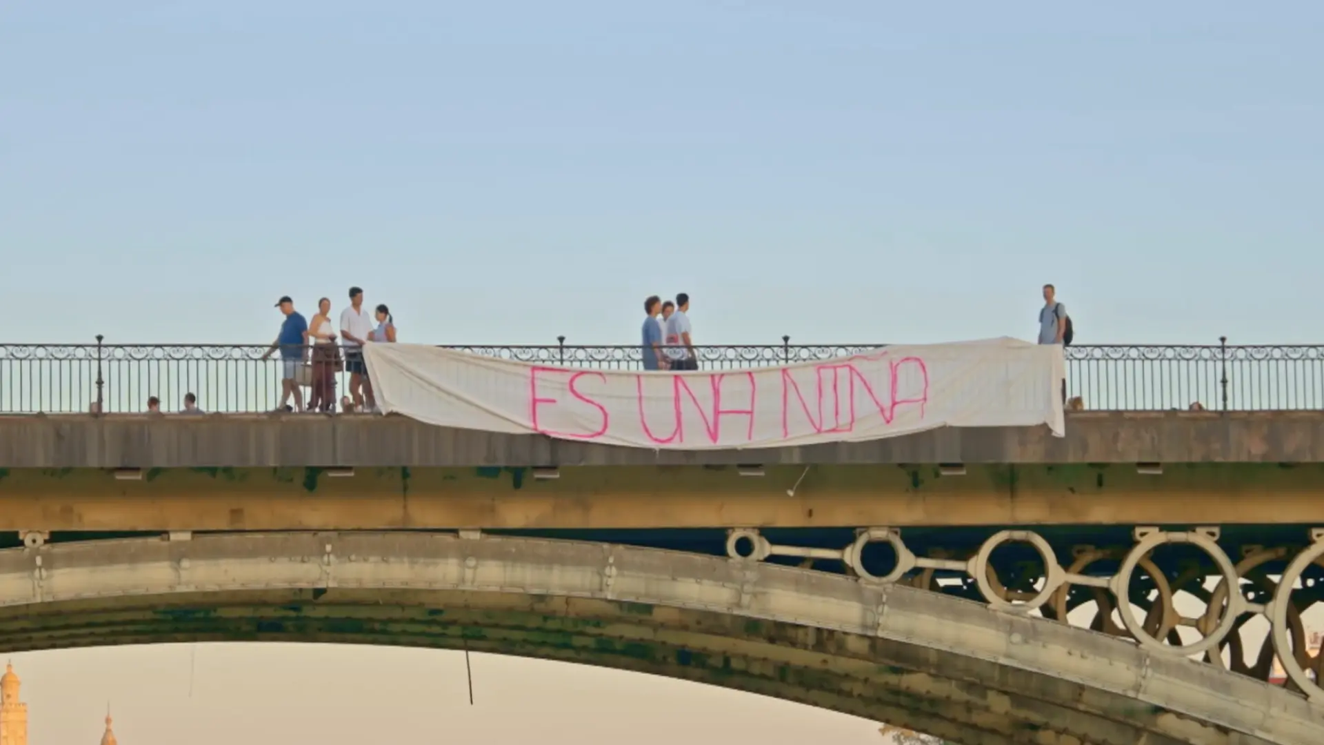 La extravagante revelación del género del bebé de La Rebe en 'Los Gipsy Kings' sobre el puente de Triana