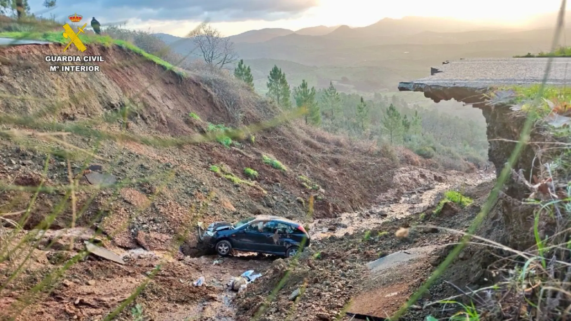 Herida una conductora tras despeñarse con su coche en un socavón gigante en Cáceres: "Ha caído a plomo, no había carretera"