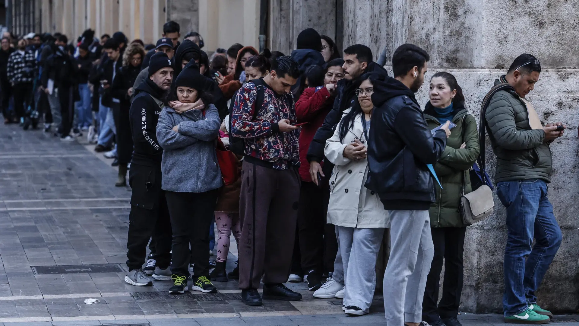 La Policía denuncia que muchos inmigrantes "con antecedentes penales" dicen que perdieron el pasaporte para acceder a la residencia