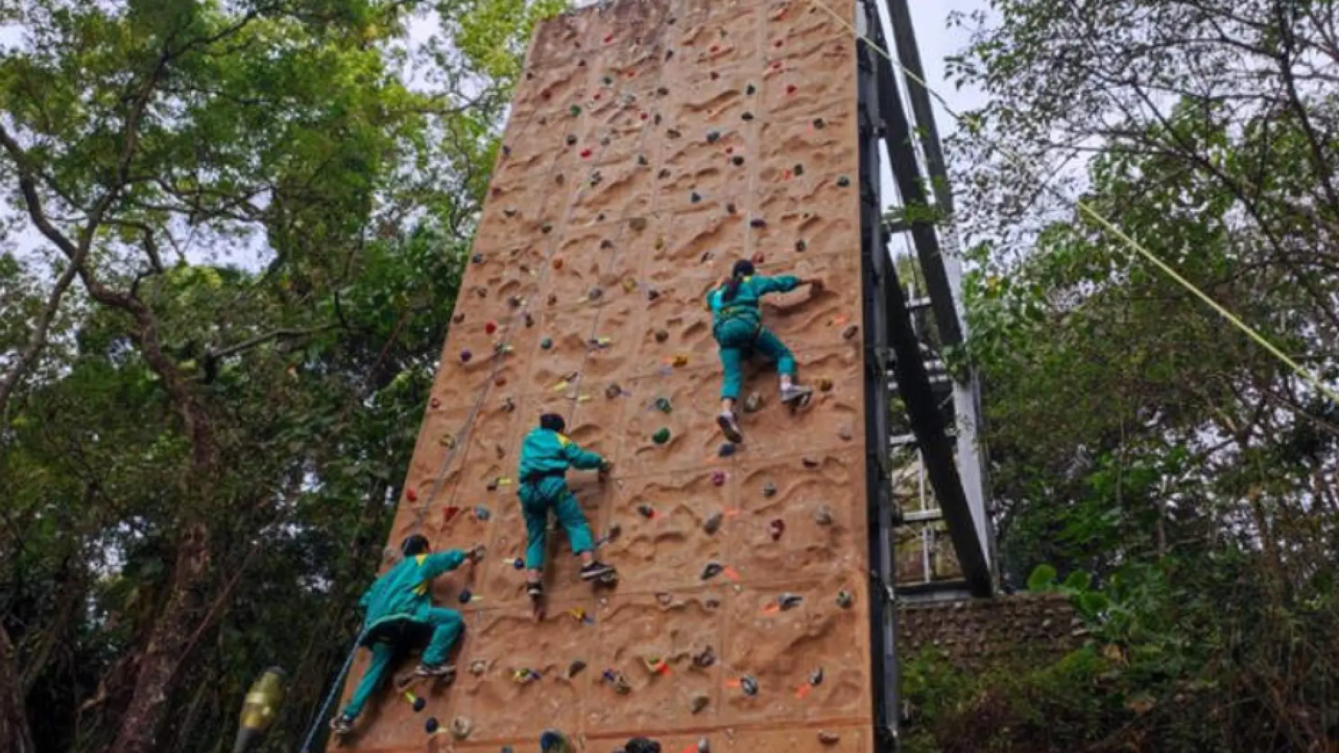 Un instituto exige a sus estudiantes escalar un muro de 15 metros para obtener su título