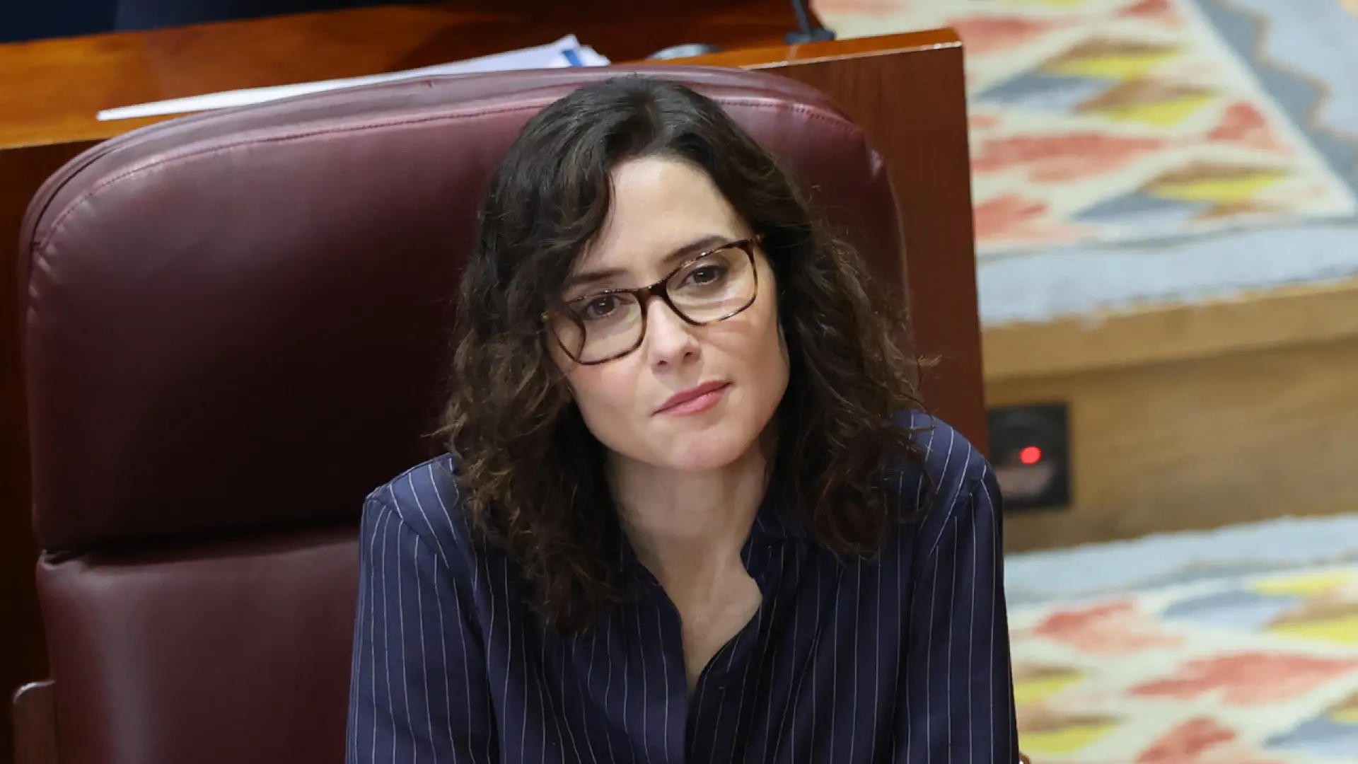 Ayuso estrena gafas en el pleno de la Asamblea de Madrid y el motivo va más allá de lo estético