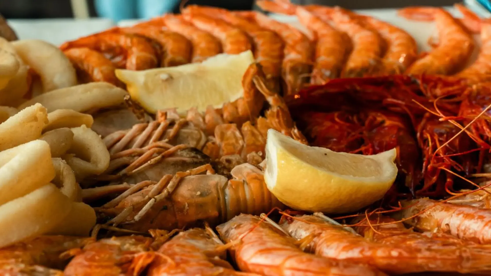 Mariscada a 16 euros y un local con más de 2.000 m²: una de las marisquerías más populares de Madrid