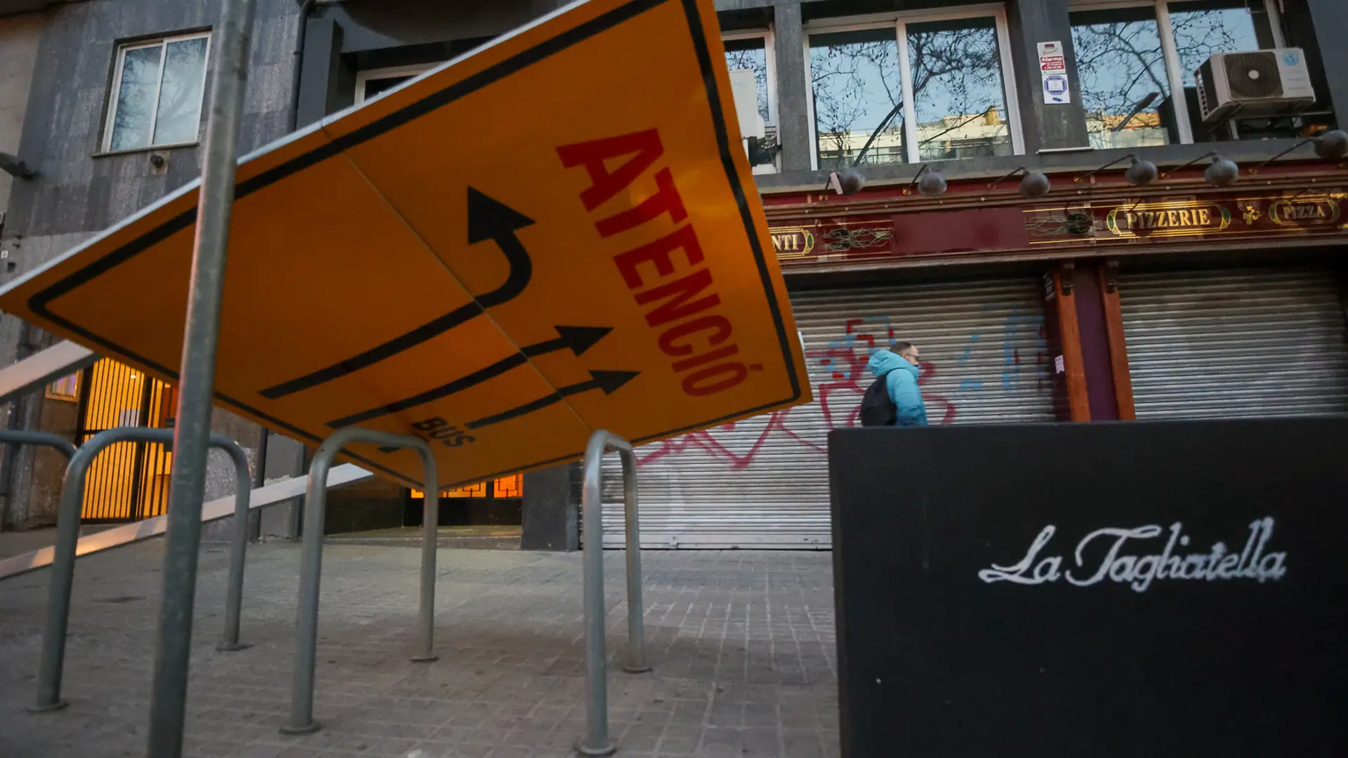 Muere la mujer que estaba en estado crítico tras caerle el techo de una nave en Barcelona por el temporal