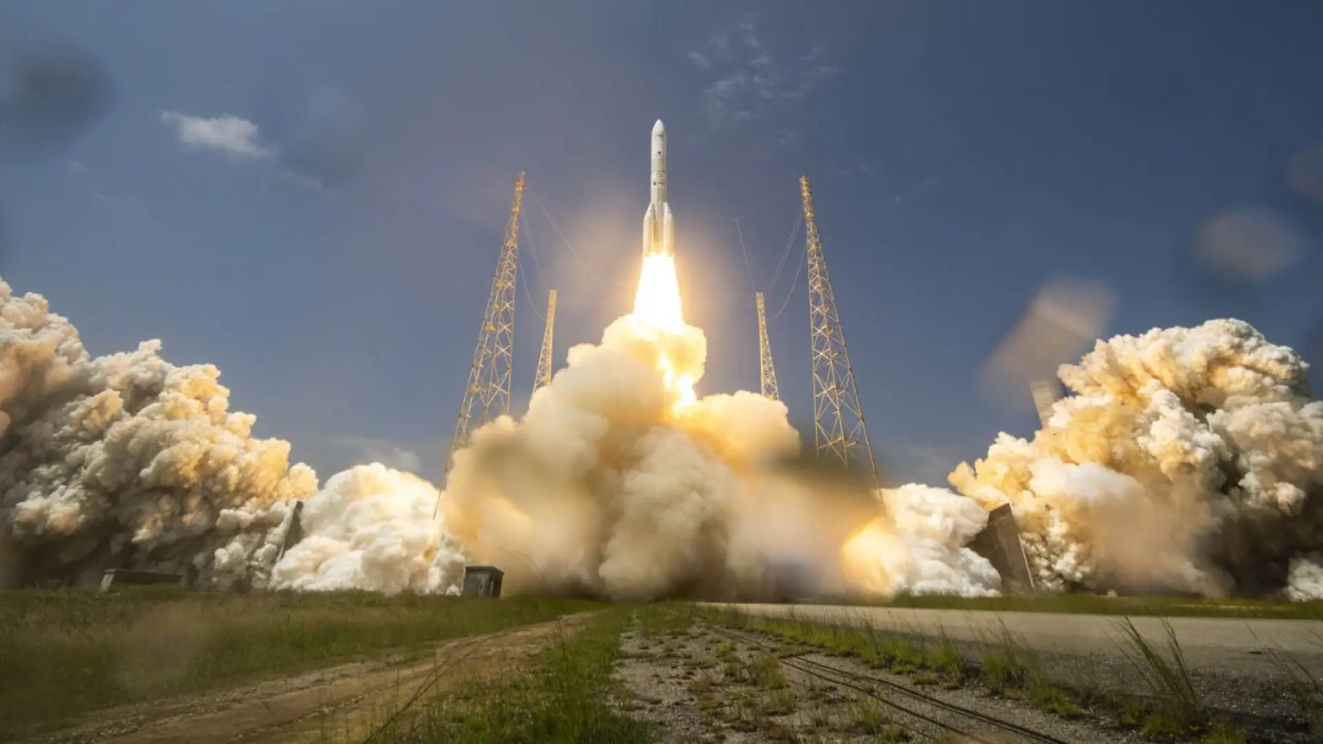 Europa pone un pie en el espacio: el cohete Ariane 6 despega en su versión más potente con cuatro propulsores