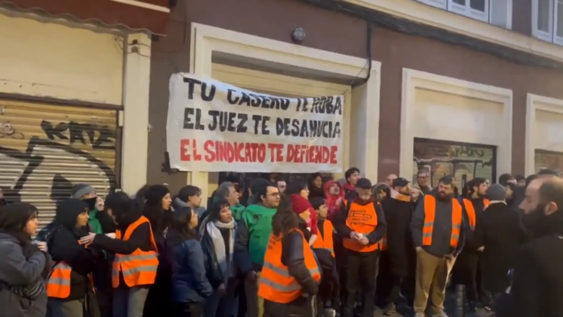 Aplazado por cuarta vez el desahucio de Mariano, vecino jubilado de Embajadores