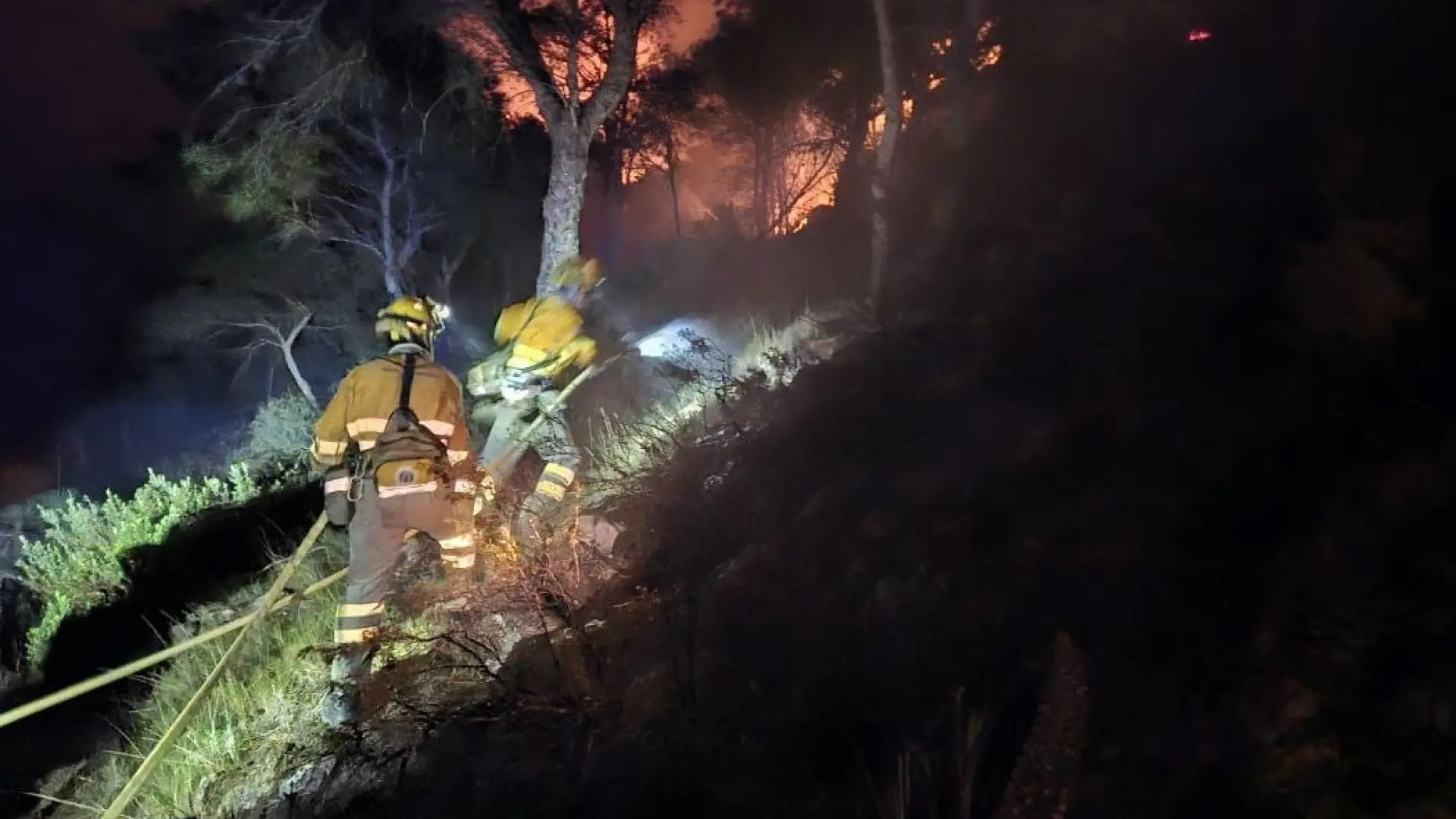 Un fuerte incendio quema alrededor de 100 hectáreas del paraje natural de Cabo Tiñoso y obliga a desalojar decenas de caravanas