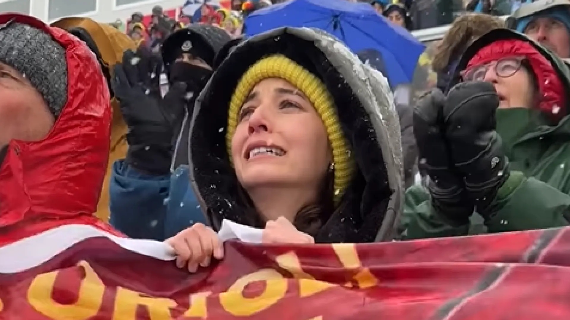 La emoción de la novia de Oriol Cardona, la actriz Amaia Aberasturi, con su histórico oro en esquí de montaña