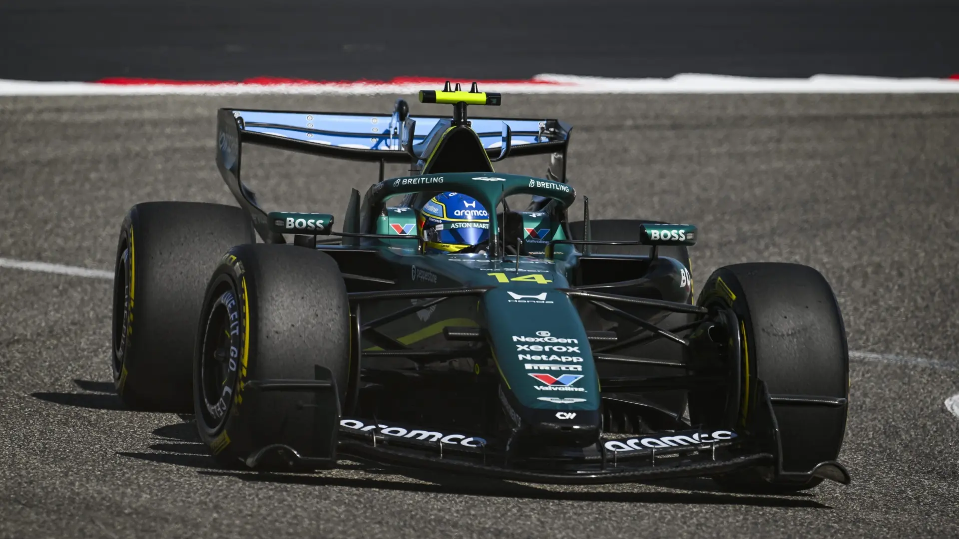 Otro día para el olvido de Aston Martin: el motor deja ‘tirado’ a Alonso mientras Mercedes domina y Ferrari sorprende