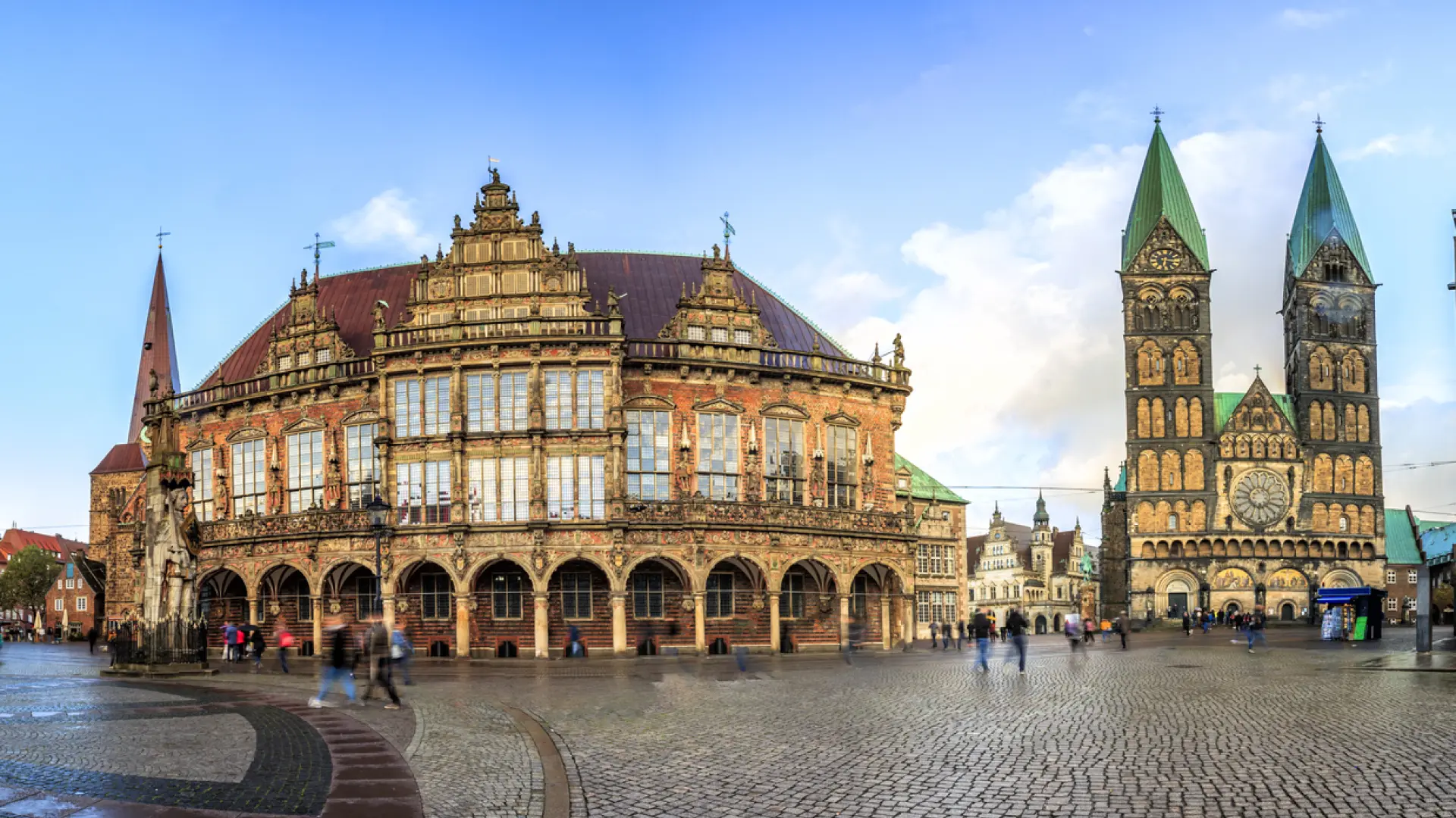 
         La ciudad con fachadas renacentistas y un Ayuntamiento con los vinos más antiguos de Alemania 
    