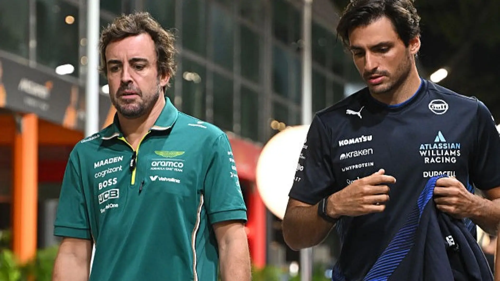 Carlos Sainz apoya a Alonso en su enfado por el nuevo reglamento: «Me parece normal, como un tío que lleva 20 años en Fórmula 1…»