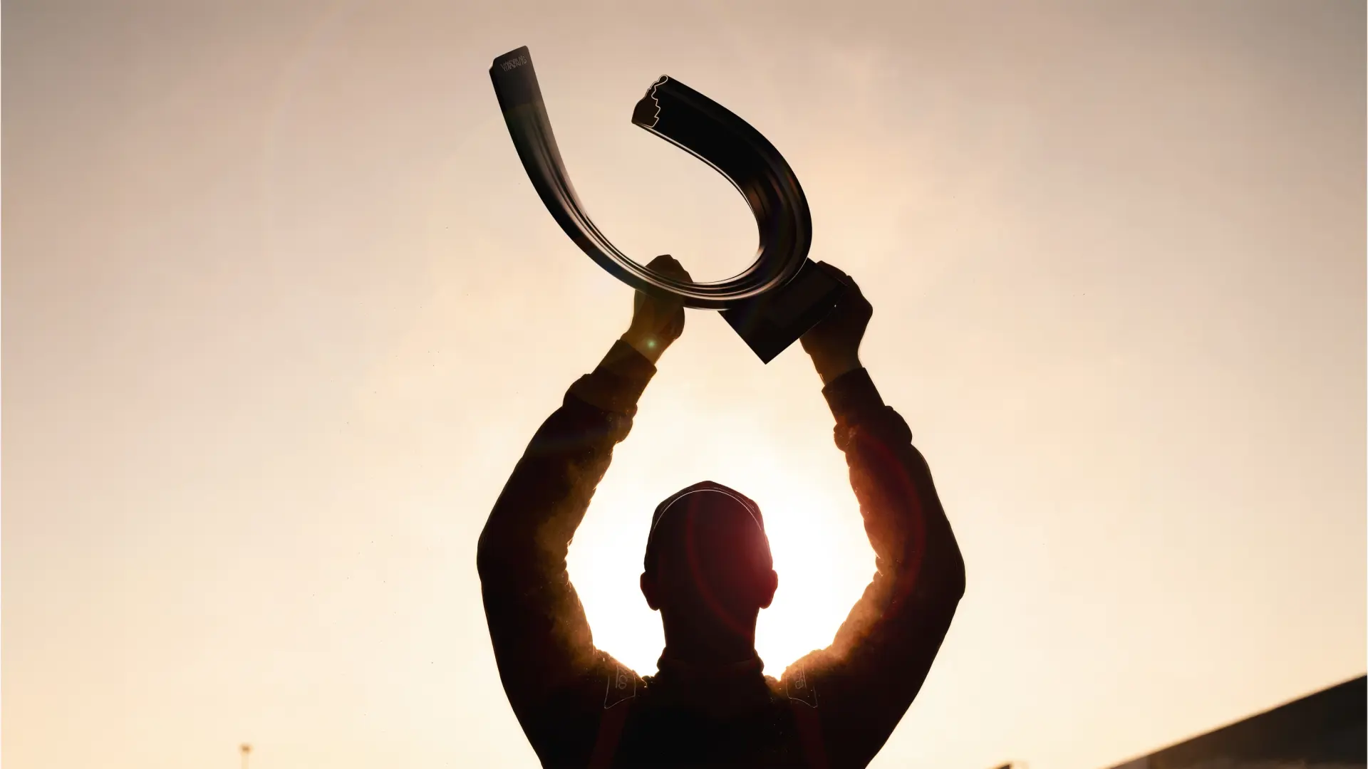 El campeón del Gran Premio de F1 de Madrid alzará un trofeo inspirado en La Monumental, la curva con más inclinación del circuito