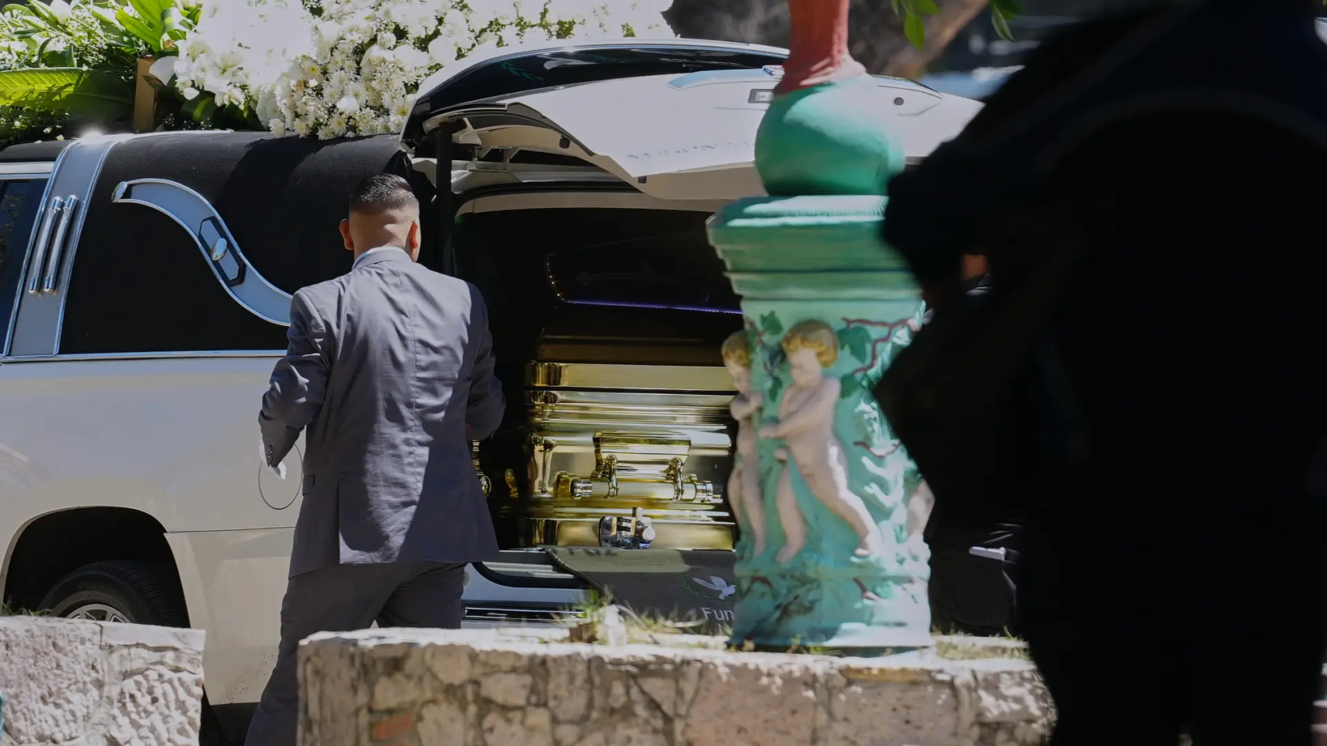 Un ataúd dorado, música regional, flores sin remitente y mucha seguridad, el entierro de 'El Mencho' en Guadalajara