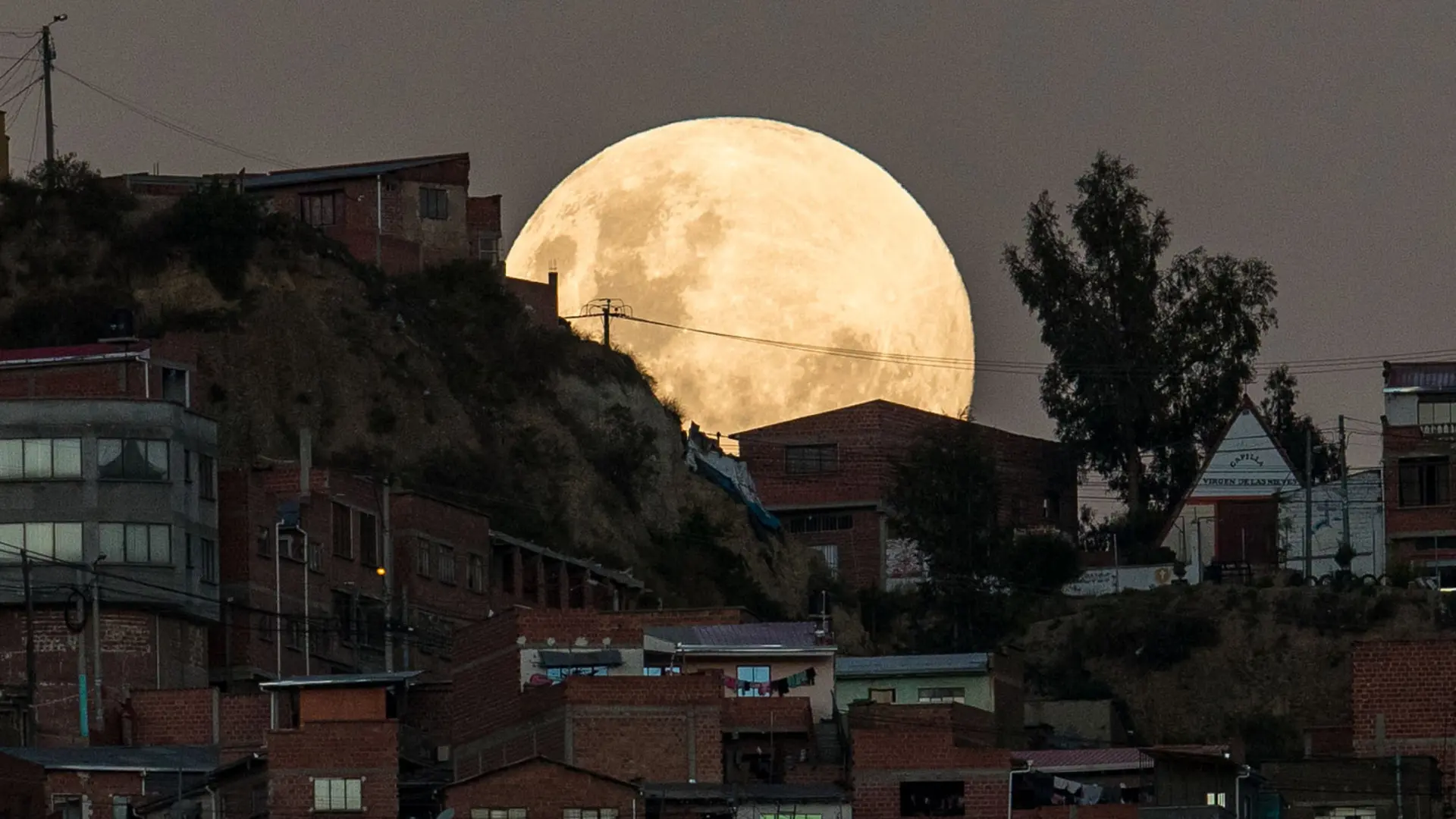 Las fotos de la 'luna de sangre' que tiñe el cielo en un eclipse lunar total