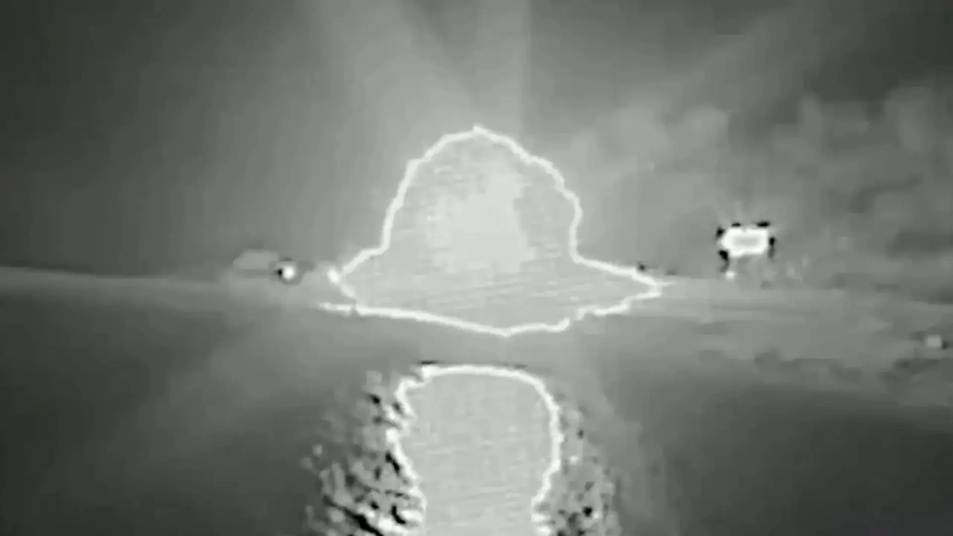 El momento en el que los misiles de EEUU hunden un buque iraní en el golfo de Omán