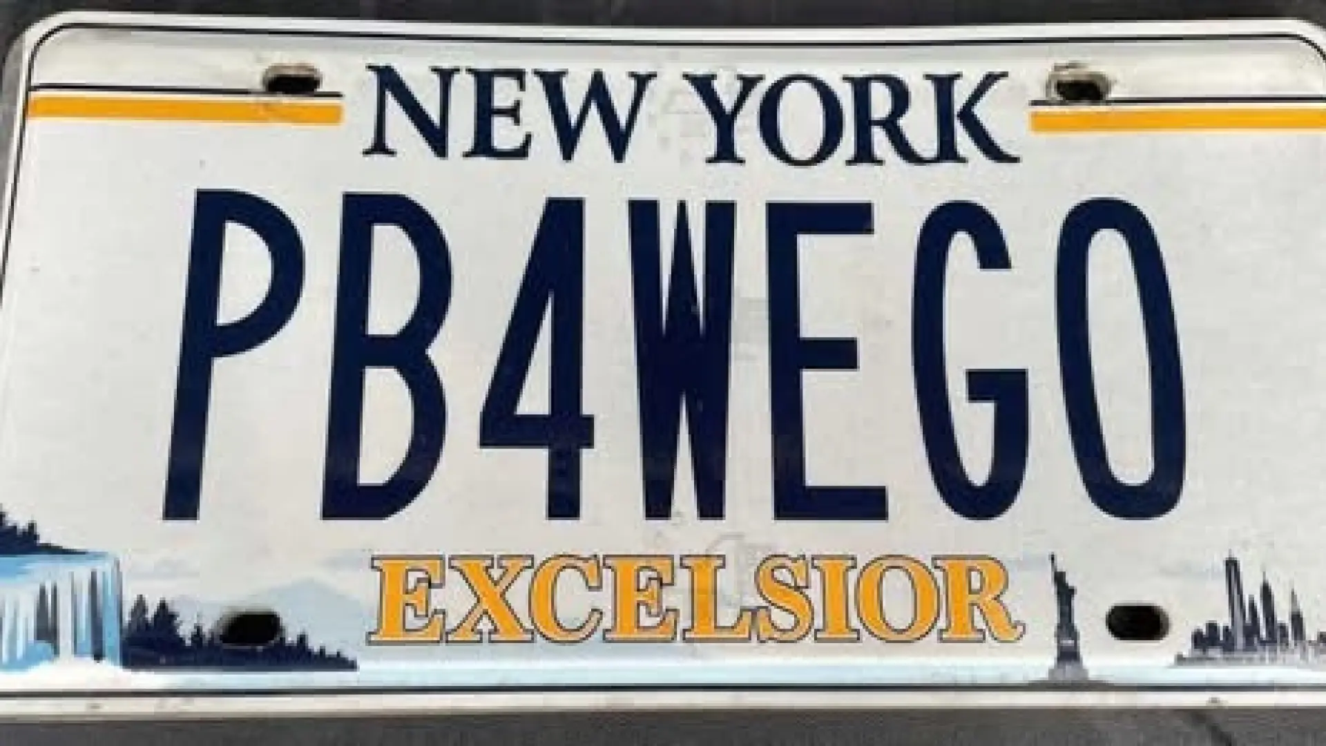 La gobernadora de Nueva York interviene para devolver a su dueño la irónica matrícula "PB4WEGO" ("Orinar antes de arrancar")