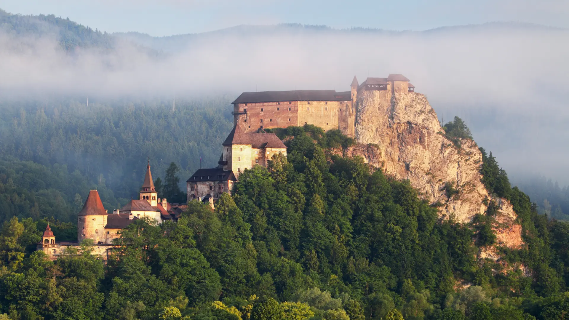 El castillo del terror en Eslovaquia: rodeado de un bosque tenebroso y escenario de 'Nosferatur'