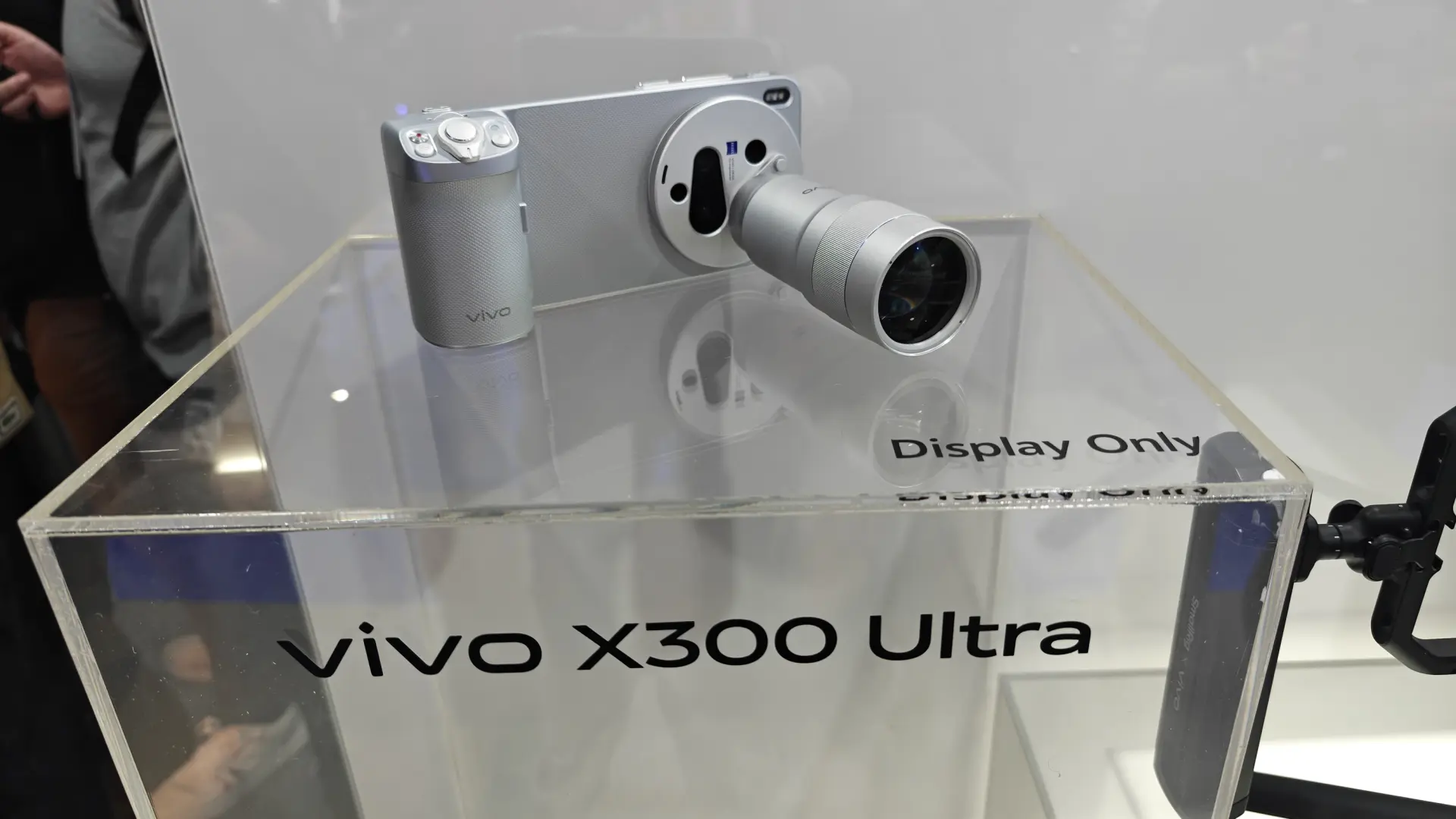 vivo enseña en el MWC 2026 el increíble extensor de teleobjetivo del móvil X300 Ultra