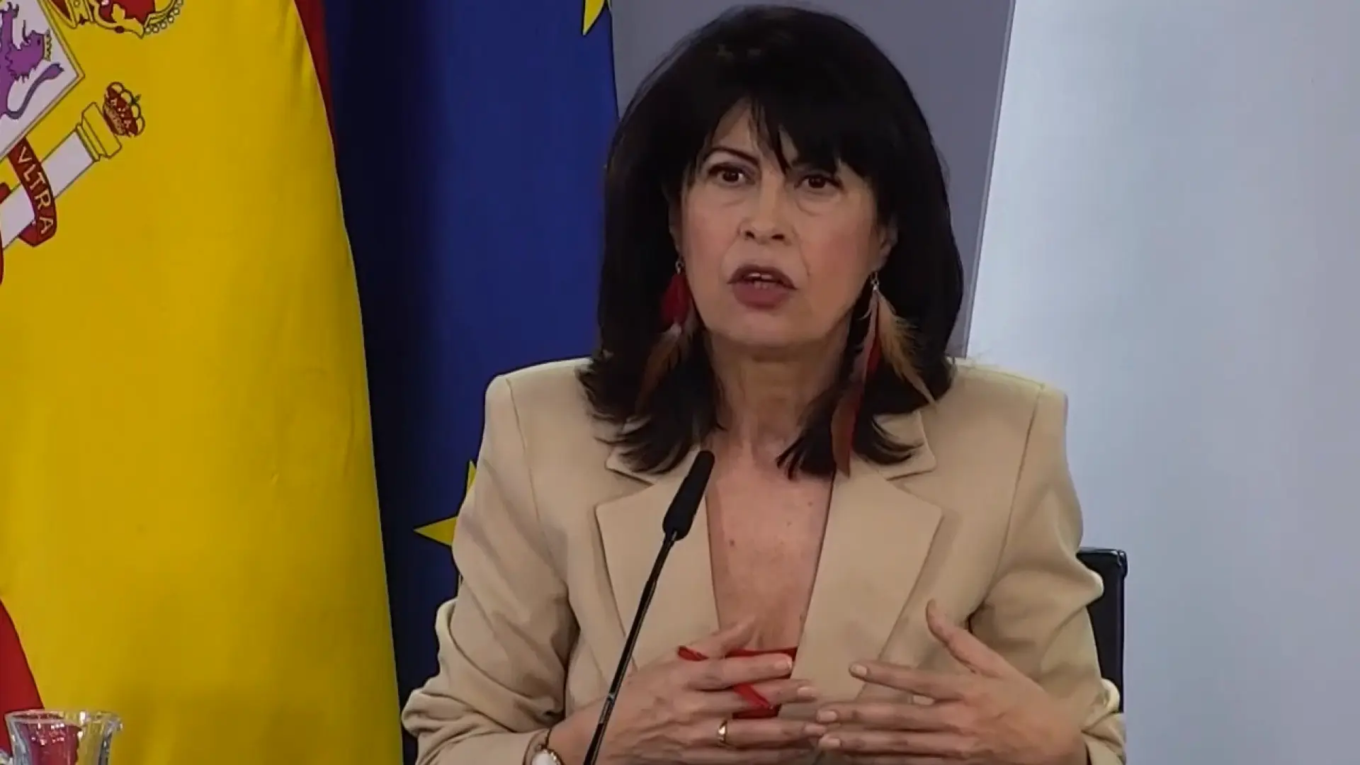 Redondo alerta de cambios en terminología hacia las mujeres: "Las brujas del siglo XIV y XV hoy son charos del siglo XXI"