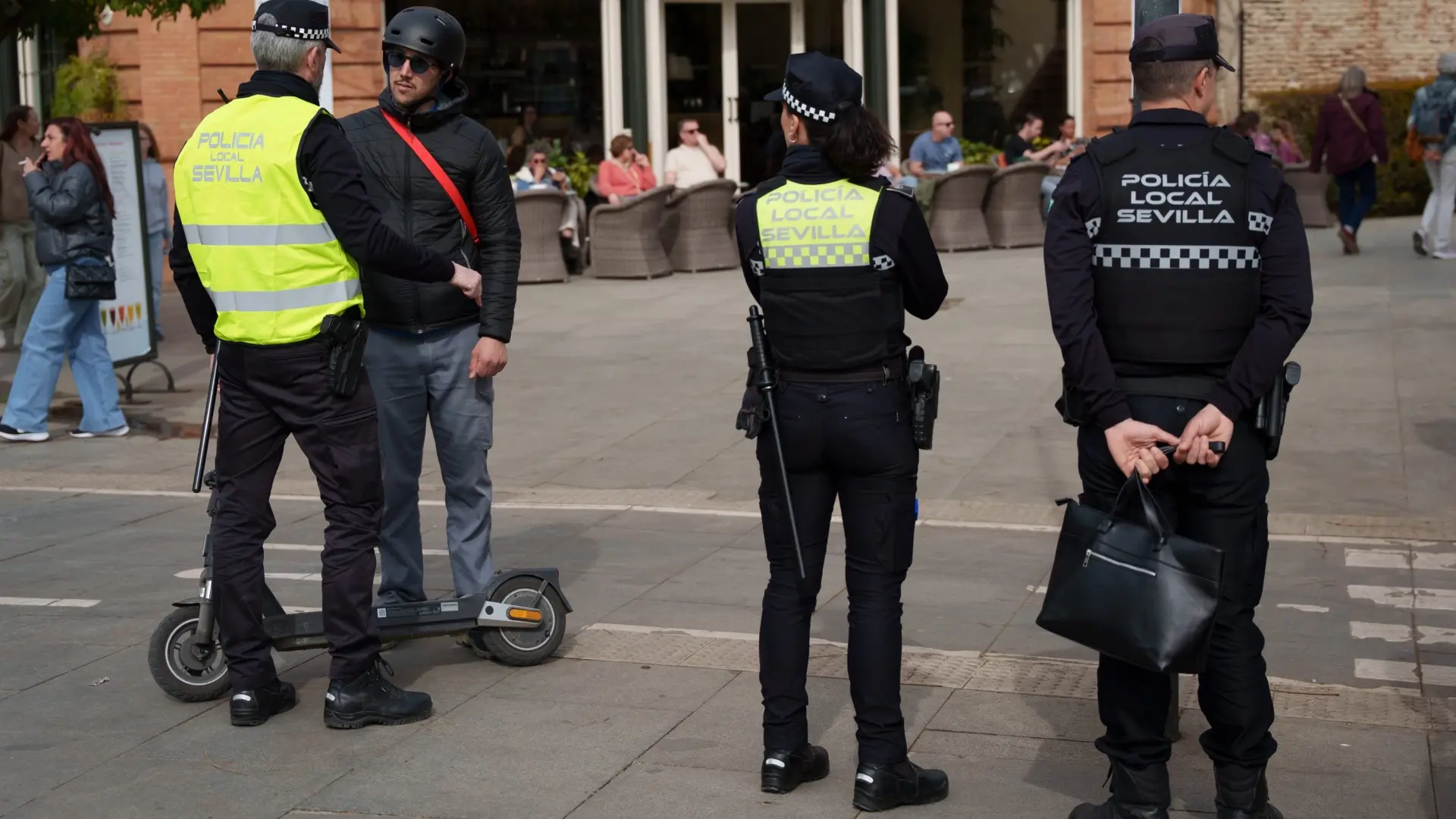 La Policía Local multa a seis patinetes por infracciones graves y retira otros cuatro en el primer día de aplicación de la nueva norma