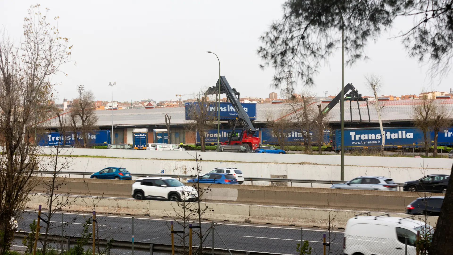 
         Cibeles aprueba presionar al Gobierno para diseñar el plan del Abroñigal, pero rechaza unirlo al derribo del 'scalextric' de Vallecas 
    