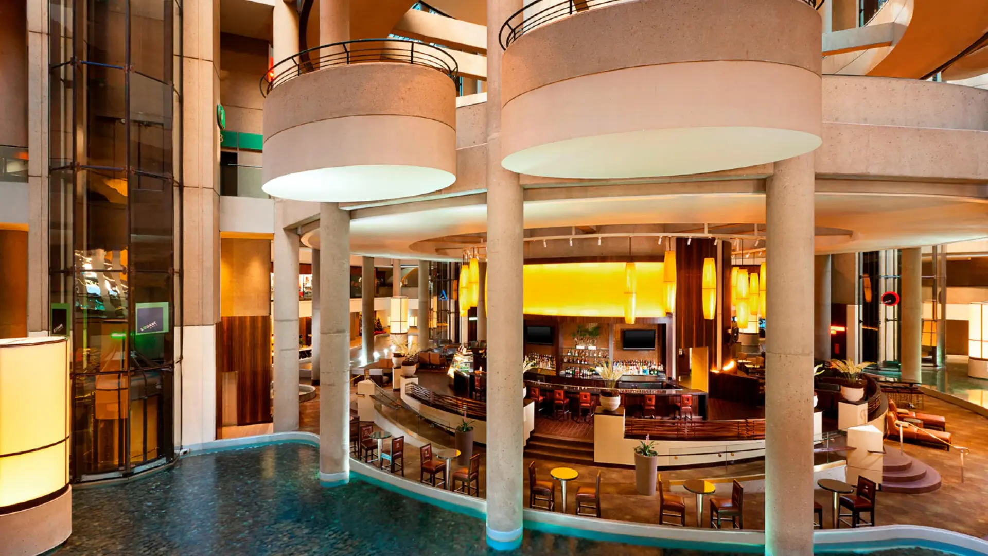 El hotel donde se rodó 'Interstellar' y el último videoclip de Harry Styles: un edificio futurista con escaleras de caracol y torres cilíndricas thumbnail