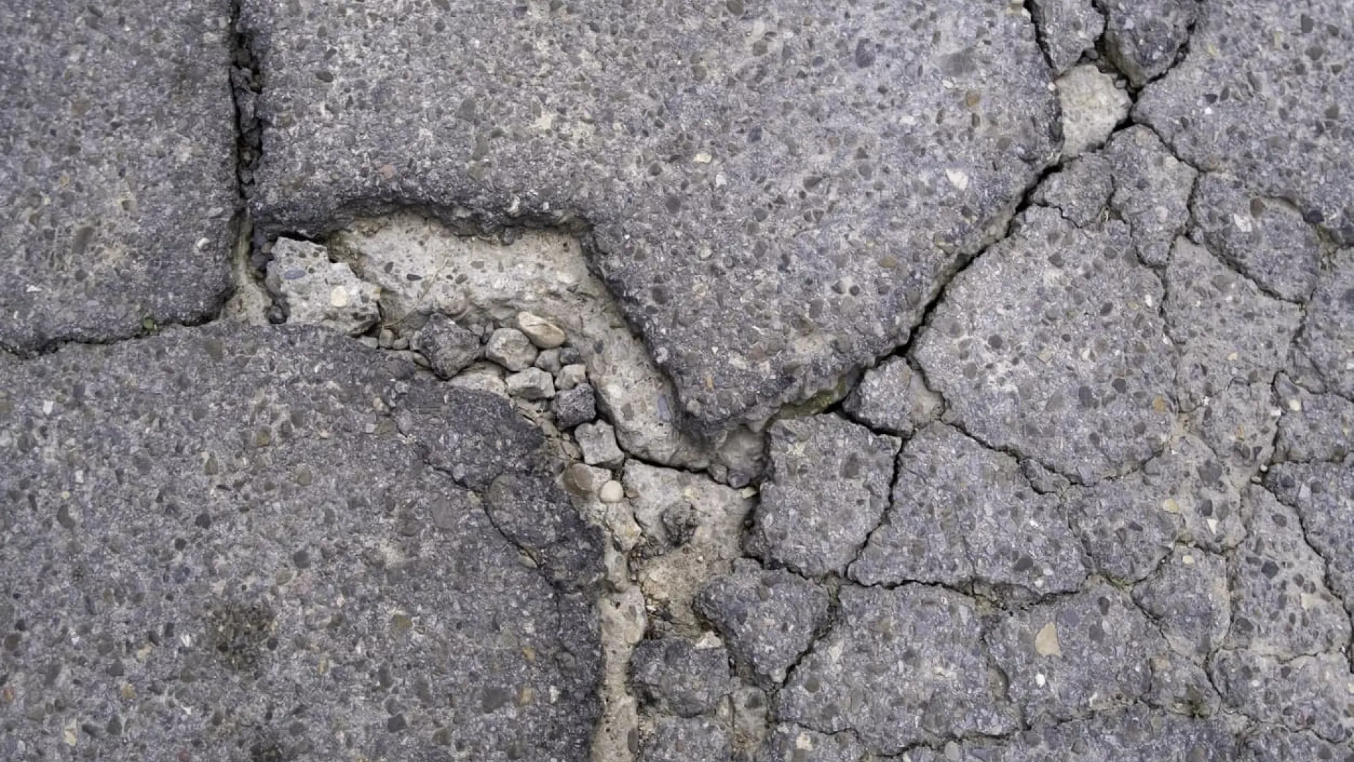 
         El precio de reparar el firme de las carreteras en España ya es el más alto de la historia 
    