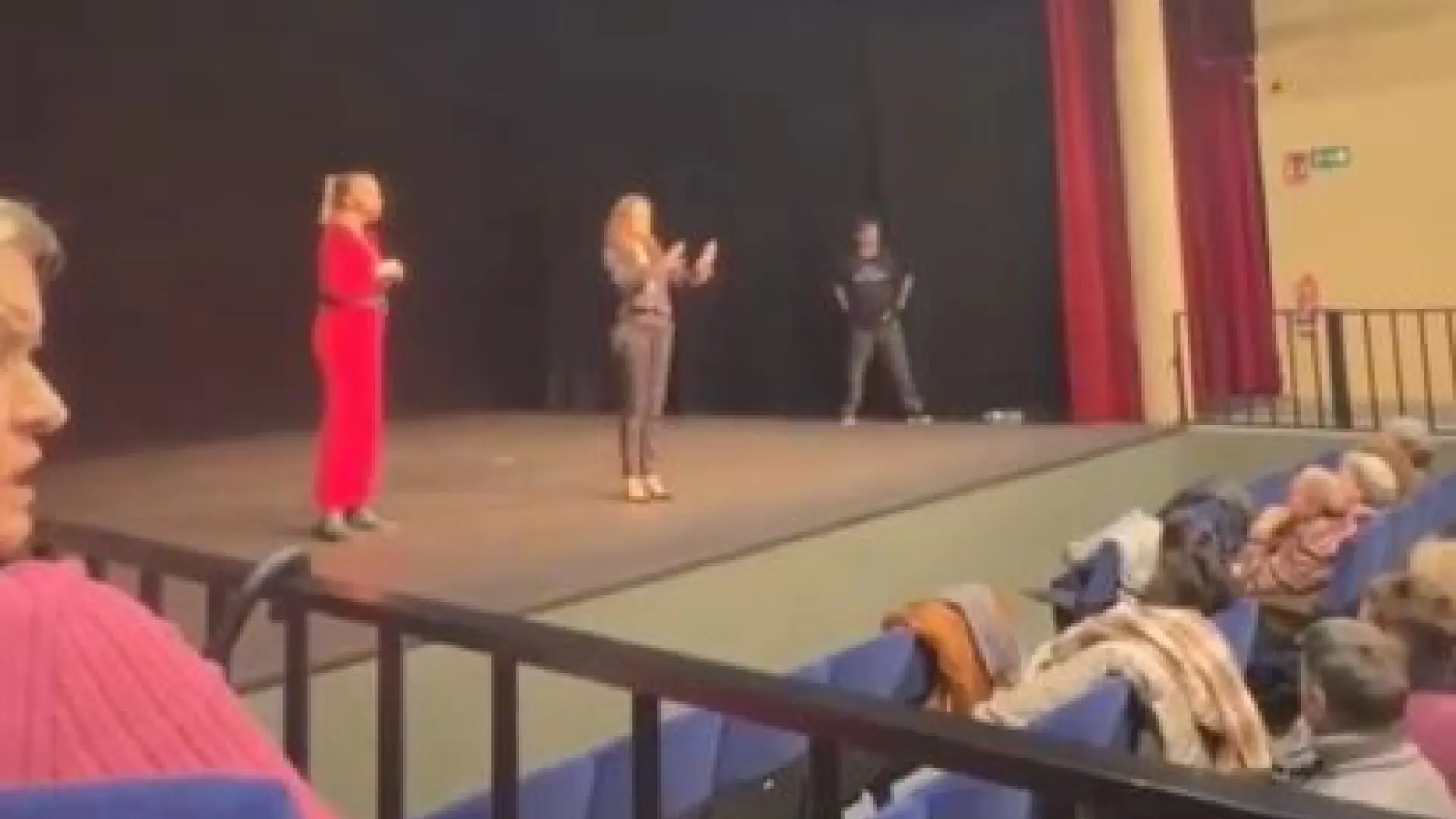 Dimite la edil de Mujer de Collado Villalba tras las críticas por interrumpir una obra feminista: "Este teatro acaba aquí" thumbnail