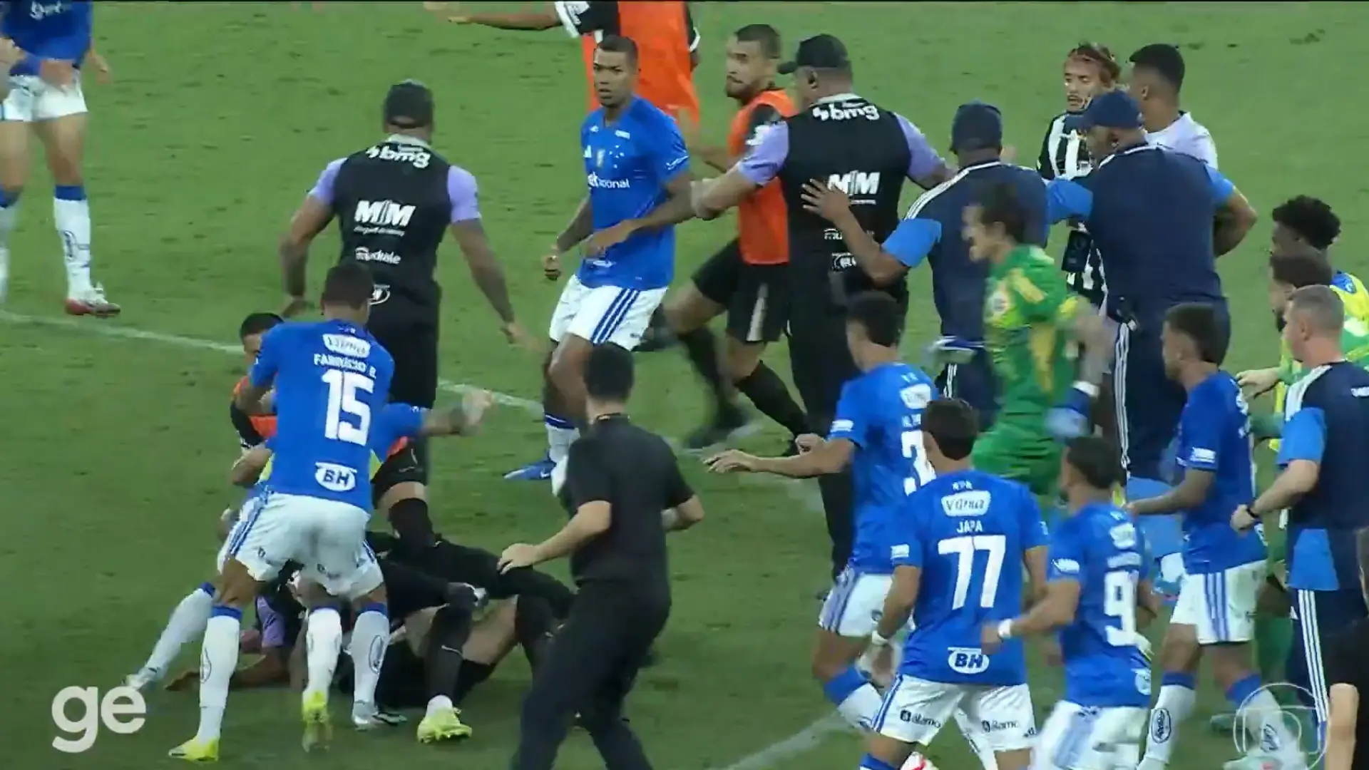 Brutal pelea en la final entre el Cruzeiro y el Atlético Mineiro: festival de puñetazos y patadas, 23 expulsados…