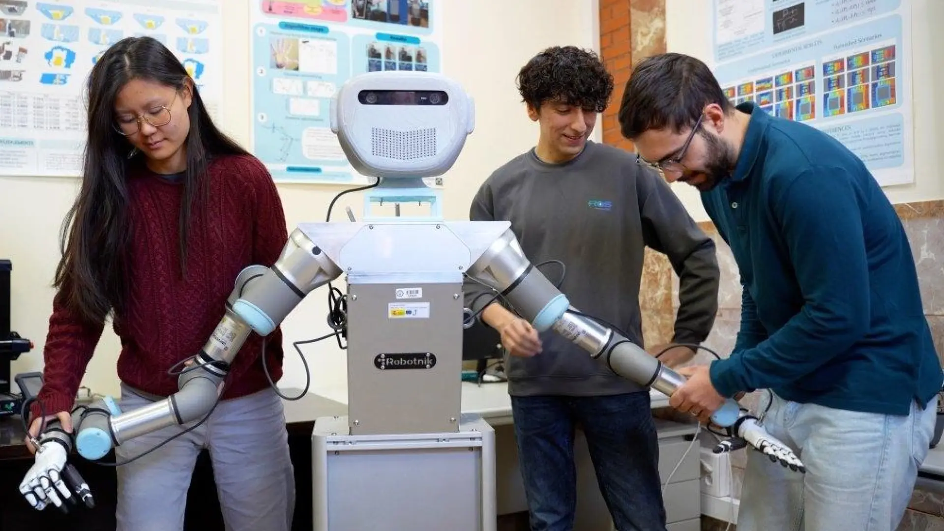 Así es ADAM, el robot español que aprende por observación para imitar los movimientos humanos