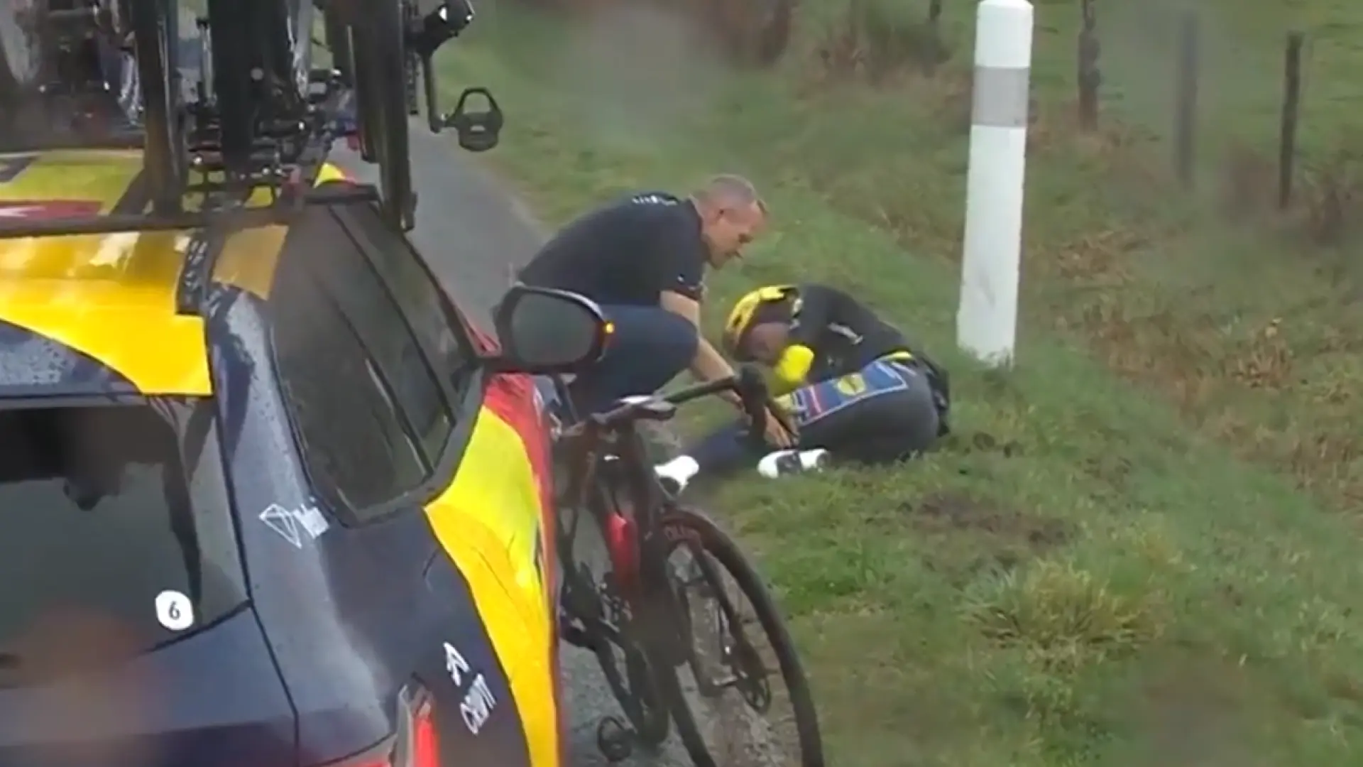 Juan Ayuso abandona la París-Niza tras una dura caída: acaba retorciéndose de dolor y es trasladado al hospital