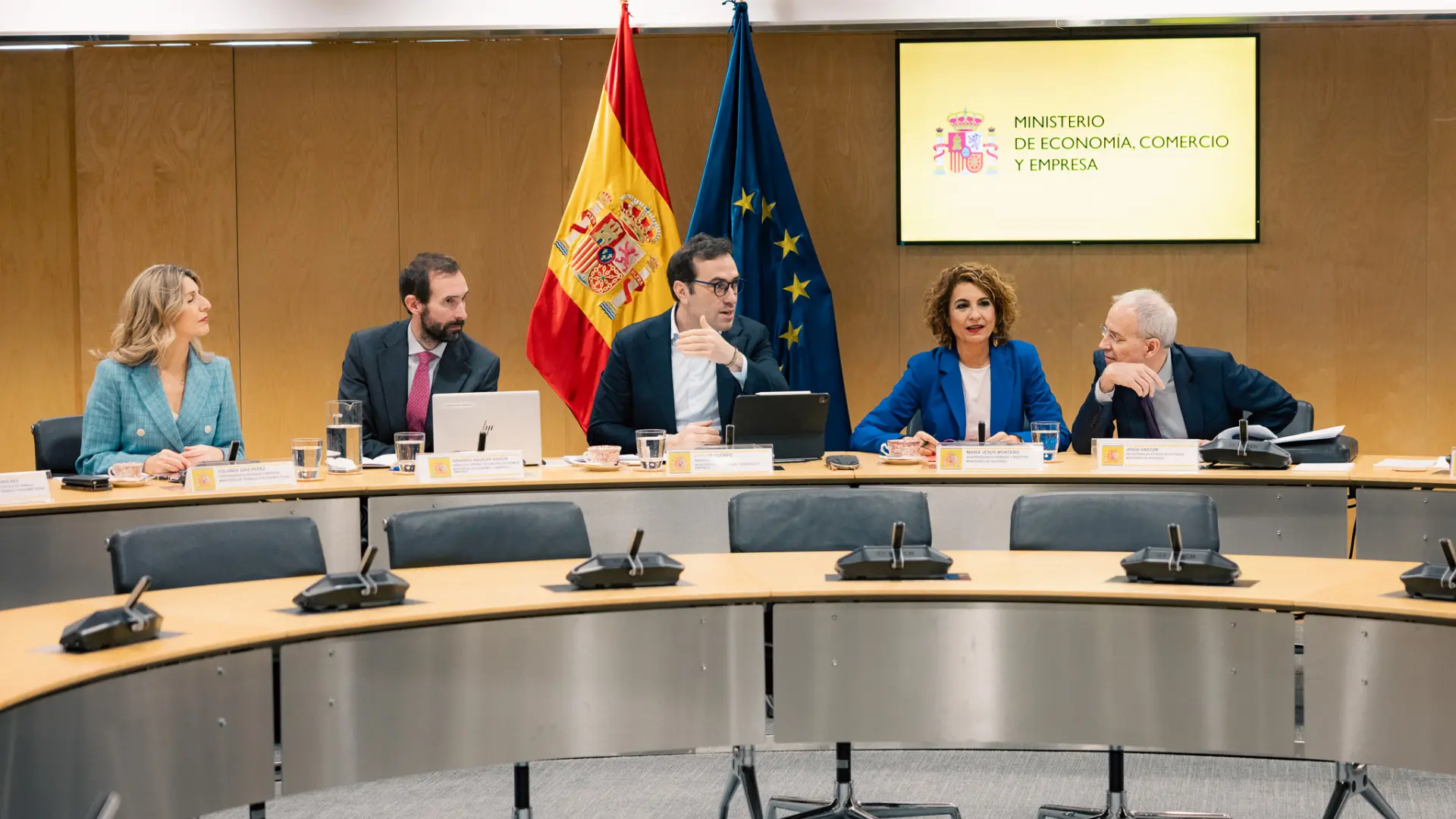 El Gobierno aprobará medidas fiscales para abaratar las gasolinas, pero descarta bonificarlas o rebajar el IVA de los alimentos
