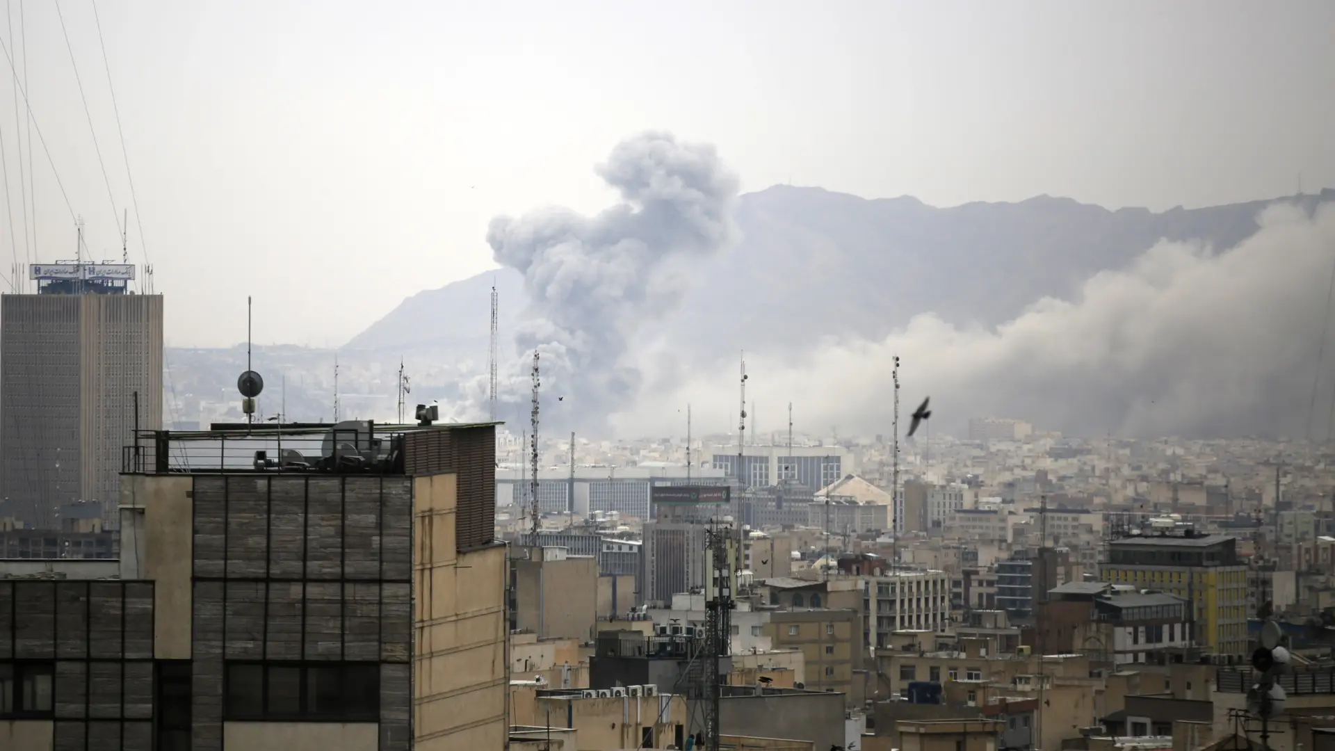 Israel lanza un ataque masivo sobre Teherán mientras EEUU envía más tropas a Irán, que contrataca junto a Hezbolá