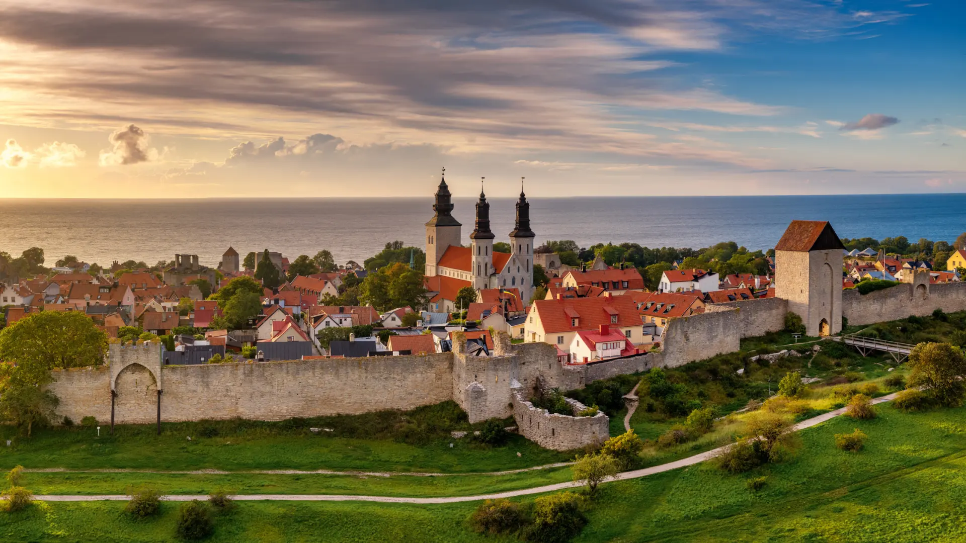 
         La ciudad costera amurallada que es uno de los secretos mejor guardados de Suecia 
    